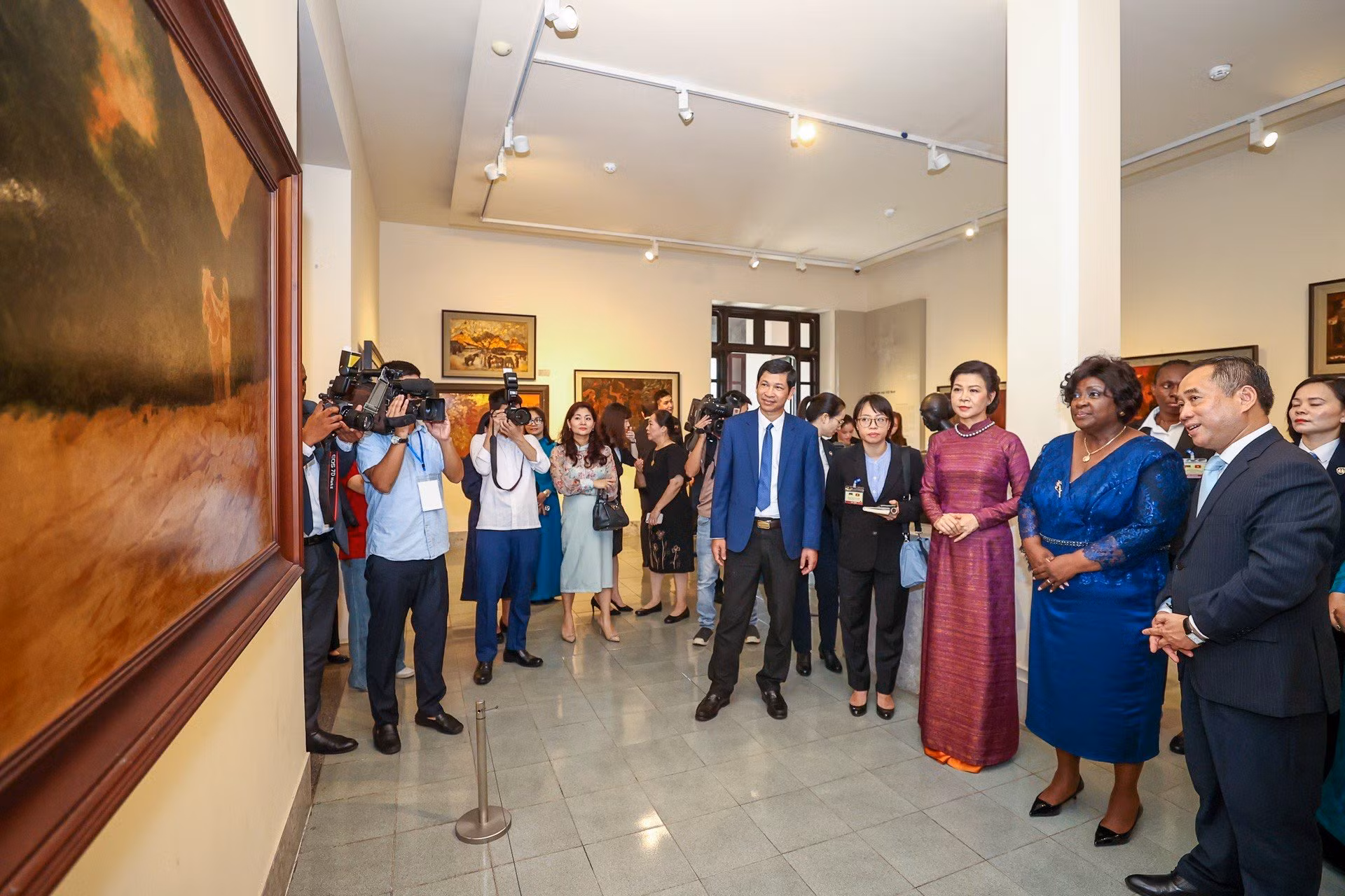 Phu nhân Tổng Bí thư, Chủ tịch nước Tô Lâm và Phu nhân Tổng thống Mozambique Filipe Jacinto Nyusi tham quan khu triển lãm tranh sơn mài tại Bảo tàng Mỹ thuật Việt Nam. Phu nhân Tổng Bí thư, Chủ tịch nước Tô Lâm và Phu nhân Tổng thống Mozambique Filipe Jacinto Nyusi tham quan khu triển lãm tranh sơn mài tại Bảo tàng Mỹ thuật Việt Nam.