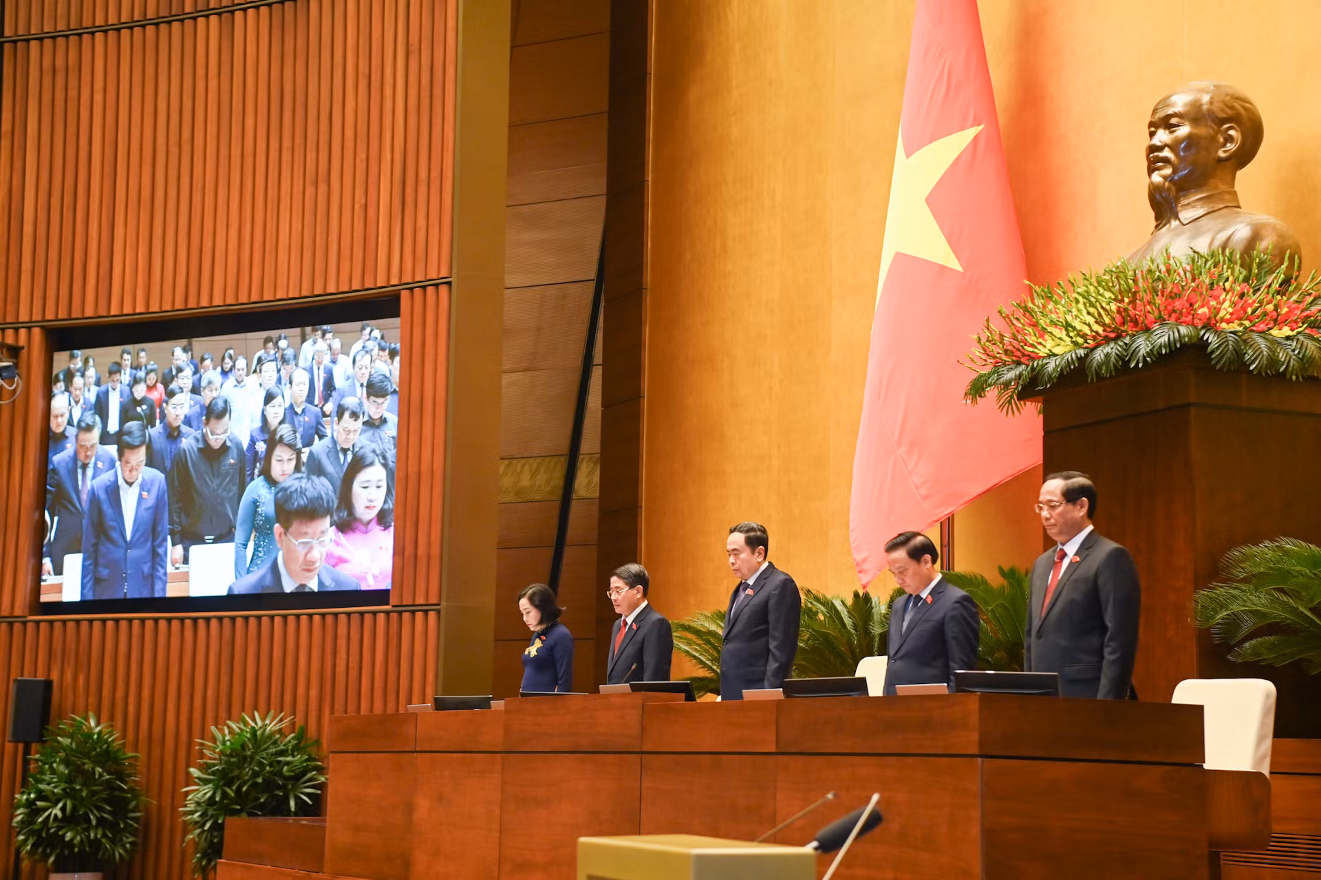 Chủ tịch Quốc hội Trần Thanh Mẫn và các Phó Chủ tịch Quốc hội dành một phút mặc niệm cố Tổng Bí thư Nguyễn Phú Trọng. Chủ tịch Quốc hội Trần Thanh Mẫn và các Phó Chủ tịch Quốc hội dành một phút mặc niệm cố Tổng Bí thư Nguyễn Phú Trọng.