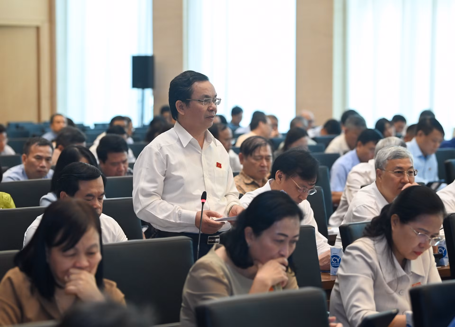 Đại biểu Quốc hội thành phố Hà Nội Hoàng Văn Cường phát biểu ý kiến thảo luận.