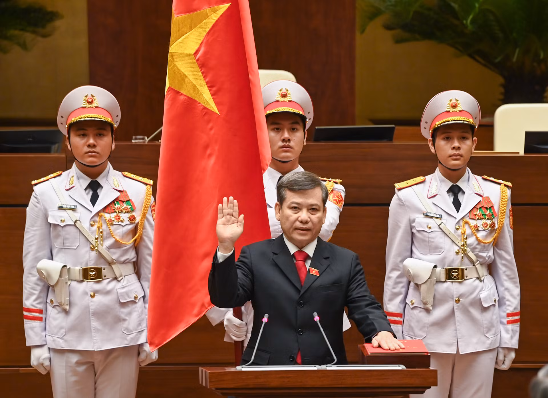 Chánh án Toà án nhân dân tối cao Lê Minh Trí tuyên thệ nhậm chức. Chánh án Toà án nhân dân tối cao Lê Minh Trí tuyên thệ nhậm chức.