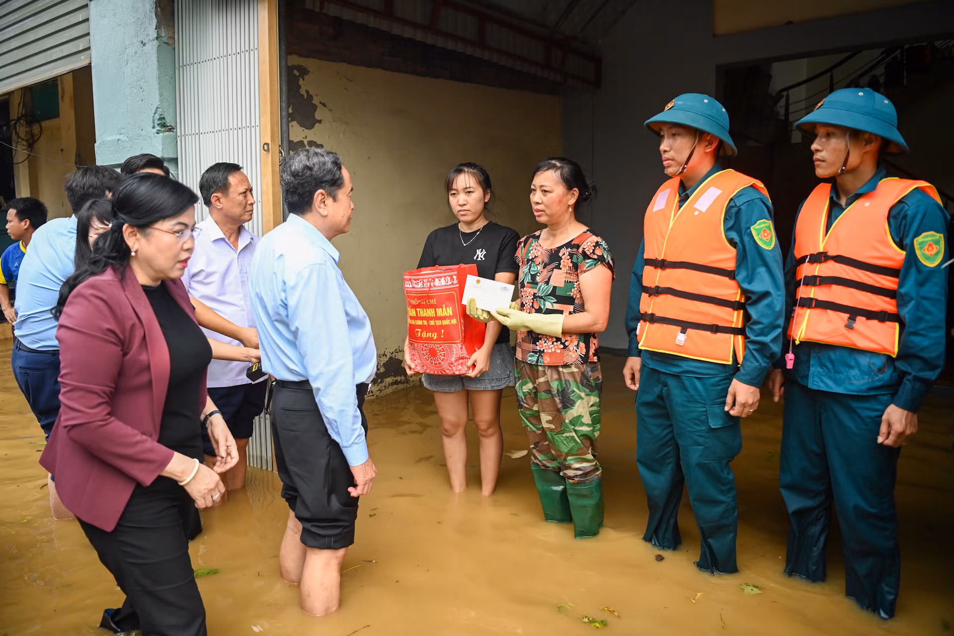Chủ tịch Quốc hội Trần Thanh Mẫn thăm hỏi người dân và lực lượng vũ trang tại thôn Điếm, xã Nga My.
