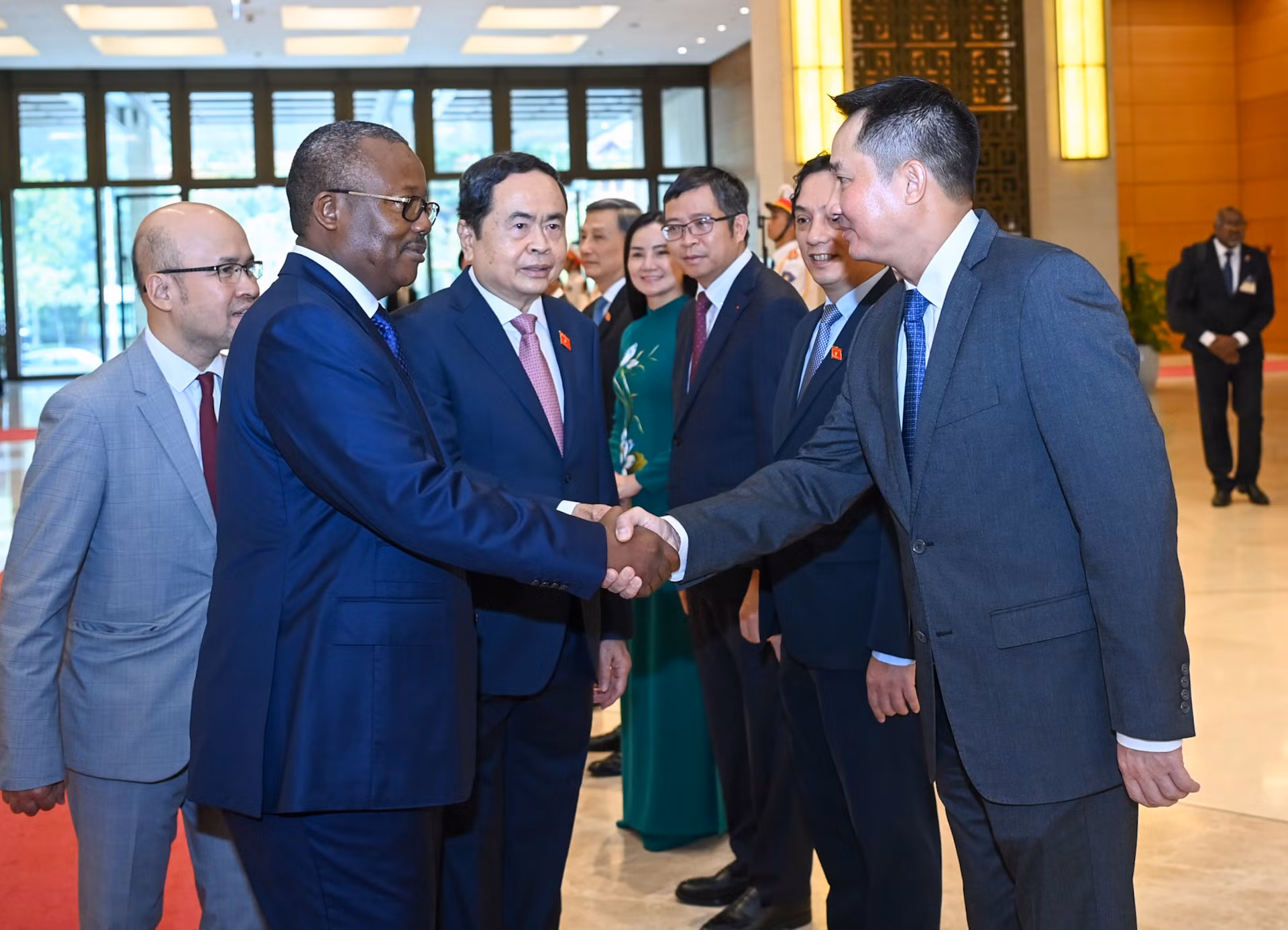 Chủ tịch Quốc hội Trần Thanh Mẫn giới thiệu với Tổng thống Cộng hòa Guinea-Bissau Umaro Sissoco Embaló các thành viên Quốc hội Việt Nam. Chủ tịch Quốc hội Trần Thanh Mẫn giới thiệu với Tổng thống Cộng hòa Guinea-Bissau Umaro Sissoco Embaló các thành viên Quốc hội Việt Nam.