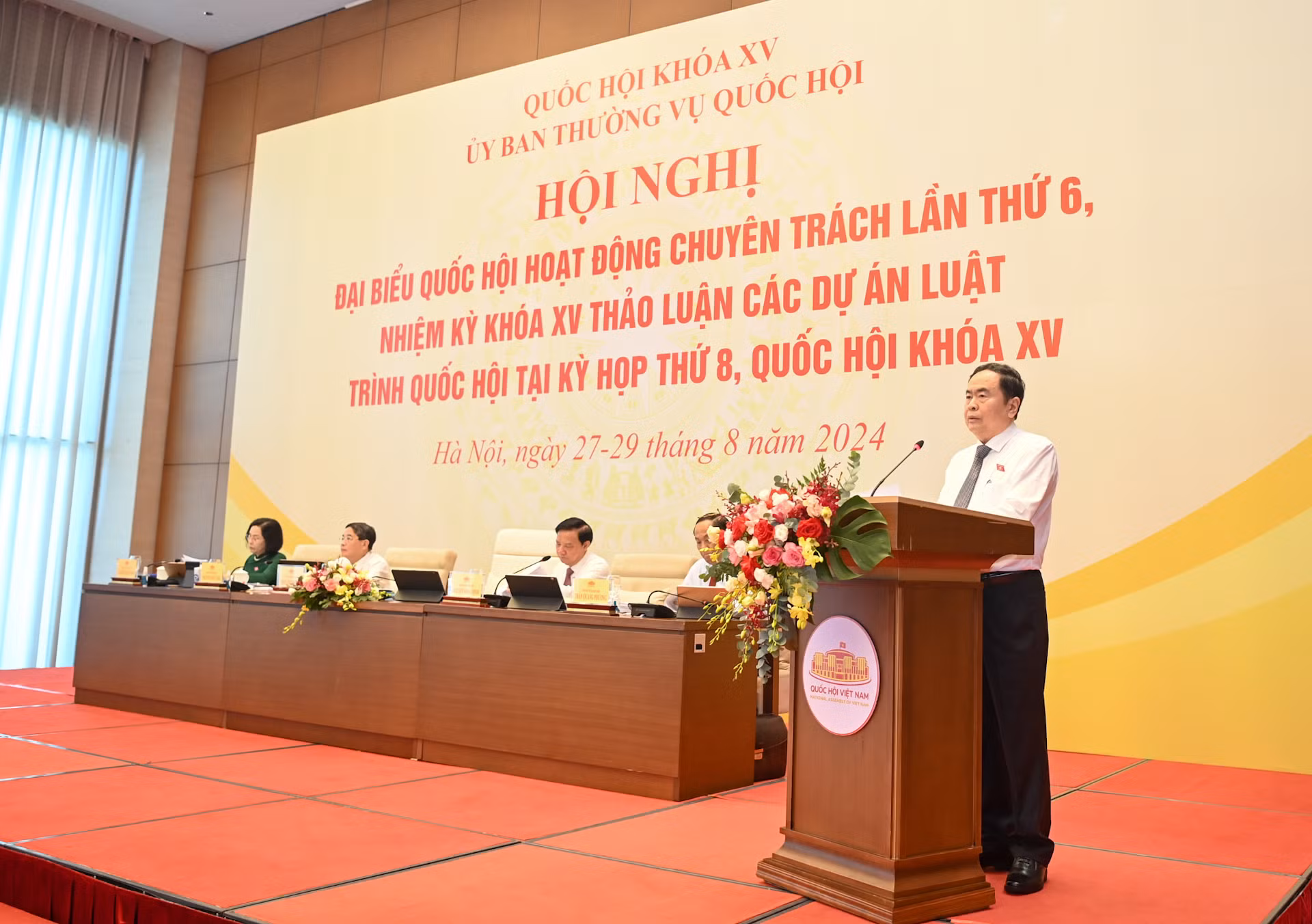 Chủ tịch Quốc hội đặc biệt nhấn mạnh yêu cầu phải bám sát nguyên tắc đã thống nhất từ đầu nhiệm kỳ, đó là ưu tiên cao nhất cho chất lượng dự án Luật, không chạy theo số lượng, chỉ những dự án Luật bảo đảm chất lượng, giải quyết thỏa đáng các vướng mắc thì mới trình Quốc hội thông qua.