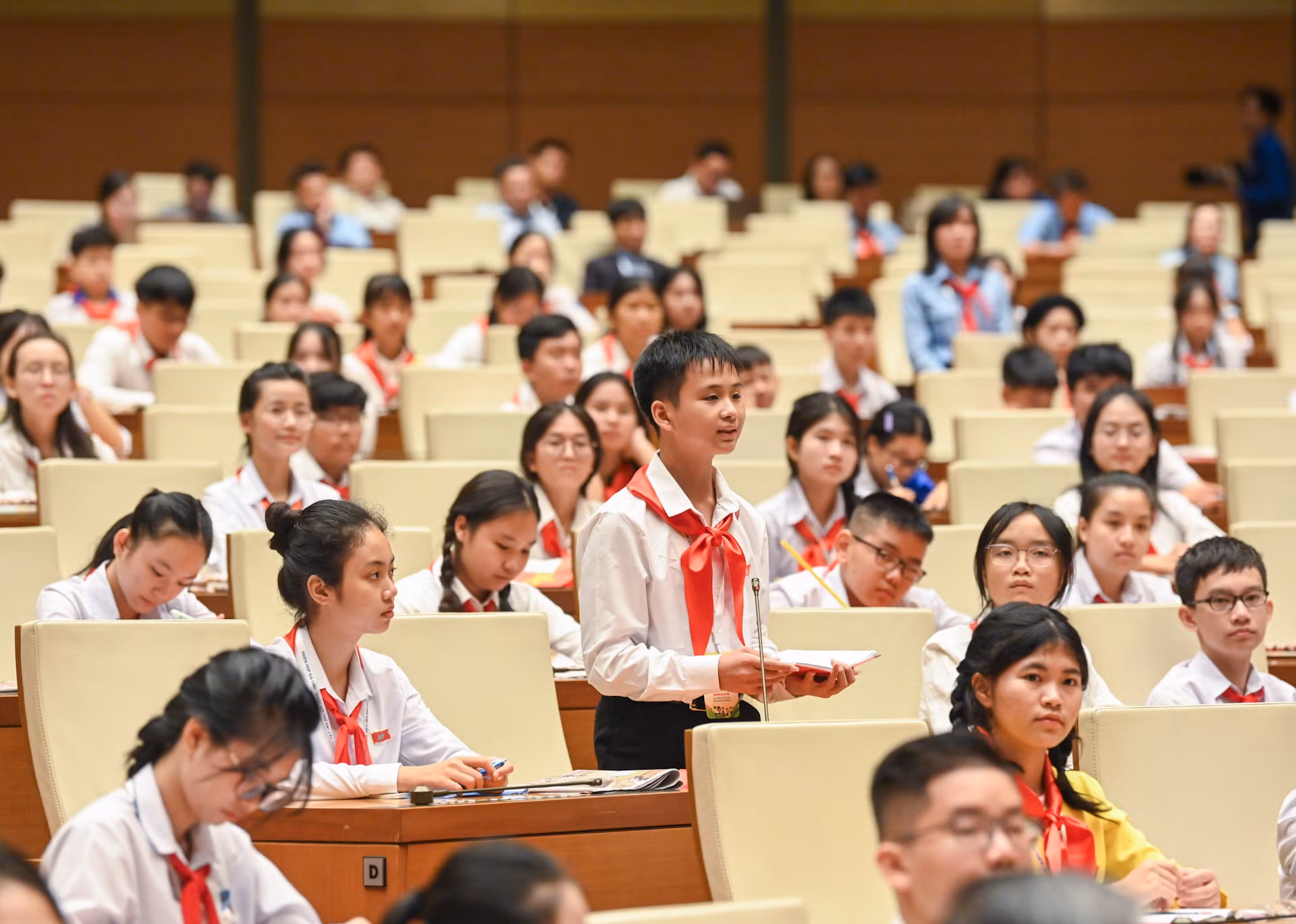 Đại biểu “Quốc hội trẻ em” đặt câu hỏi chất vấn về chủ đề “Phòng, chống tác hại của thuốc lá và chất kích thích, đặc biệt trong môi trường học đường”. Đại biểu “Quốc hội trẻ em” đặt câu hỏi chất vấn về chủ đề “Phòng, chống tác hại của thuốc lá và chất kích thích, đặc biệt trong môi trường học đường”.