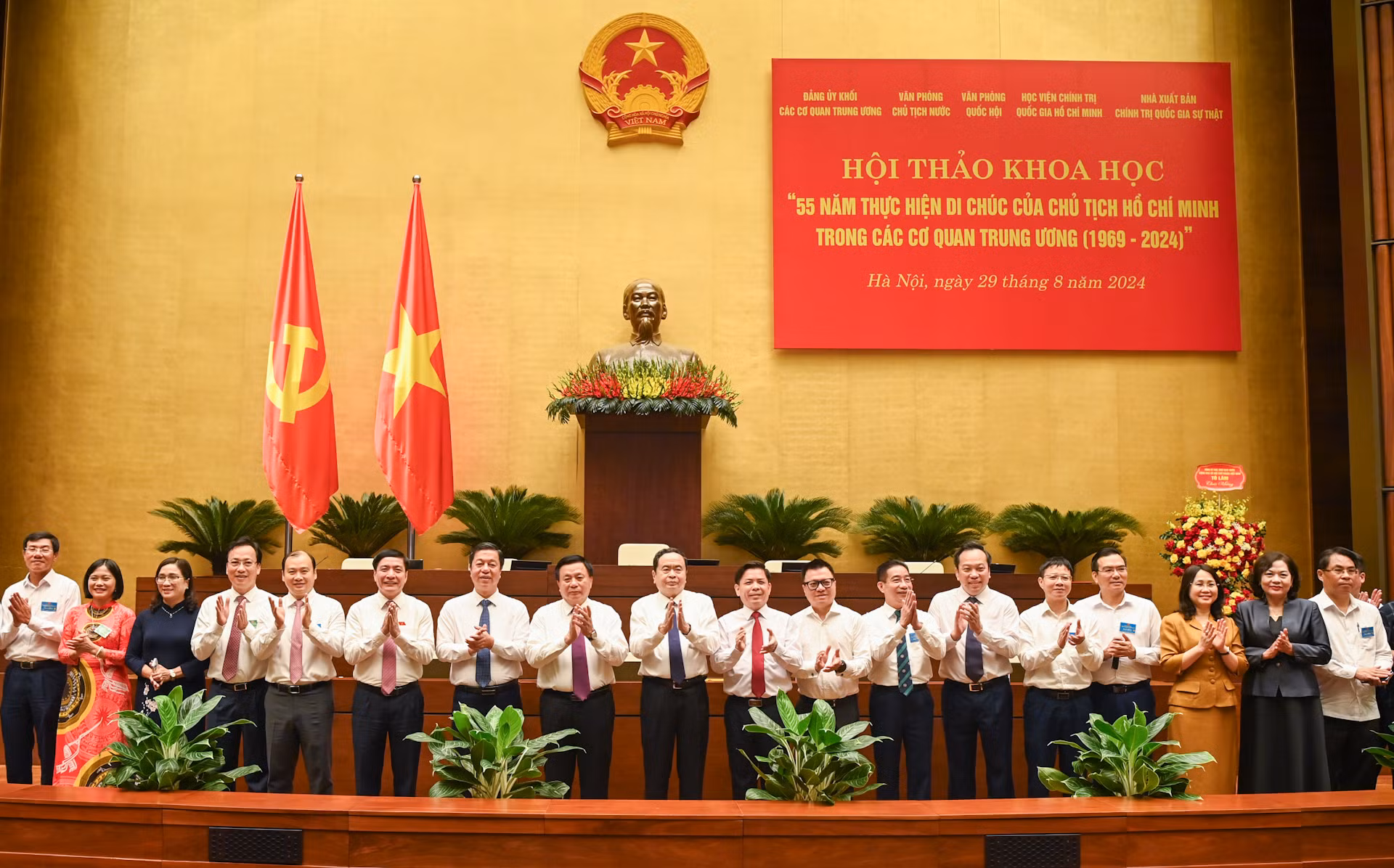 Chủ tịch Quốc hội Trần Thanh Mẫn cùng các đồng chí lãnh đạo Đảng, Nhà nước và các đại biểu tại hội thảo.