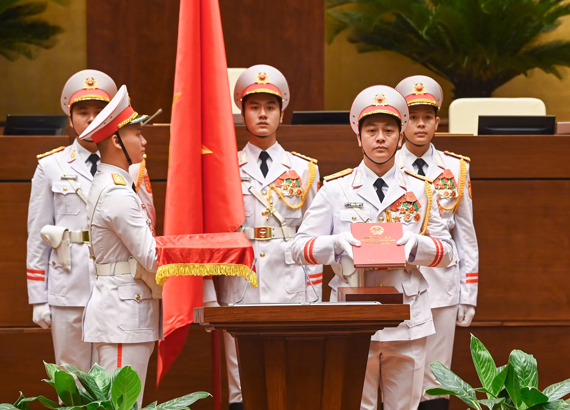 Nghi lễ tuyên thệ nhậm chức Chánh án Toà án nhân dân tối cao. Nghi lễ tuyên thệ nhậm chức Chánh án Toà án nhân dân tối cao.