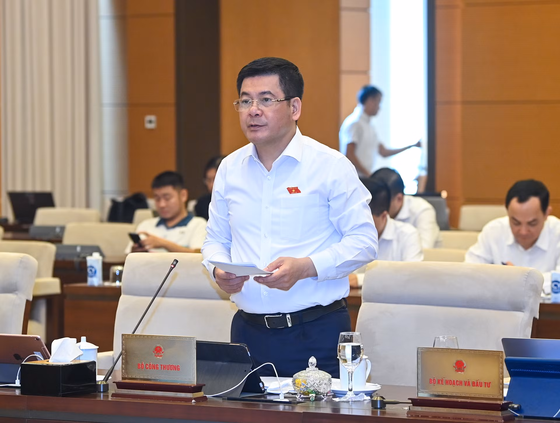 Bộ trưởng Công thương Nguyễn Hồng Diên trình bày tóm tắt tờ trình. Bộ trưởng Công thương Nguyễn Hồng Diên trình bày tóm tắt tờ trình.