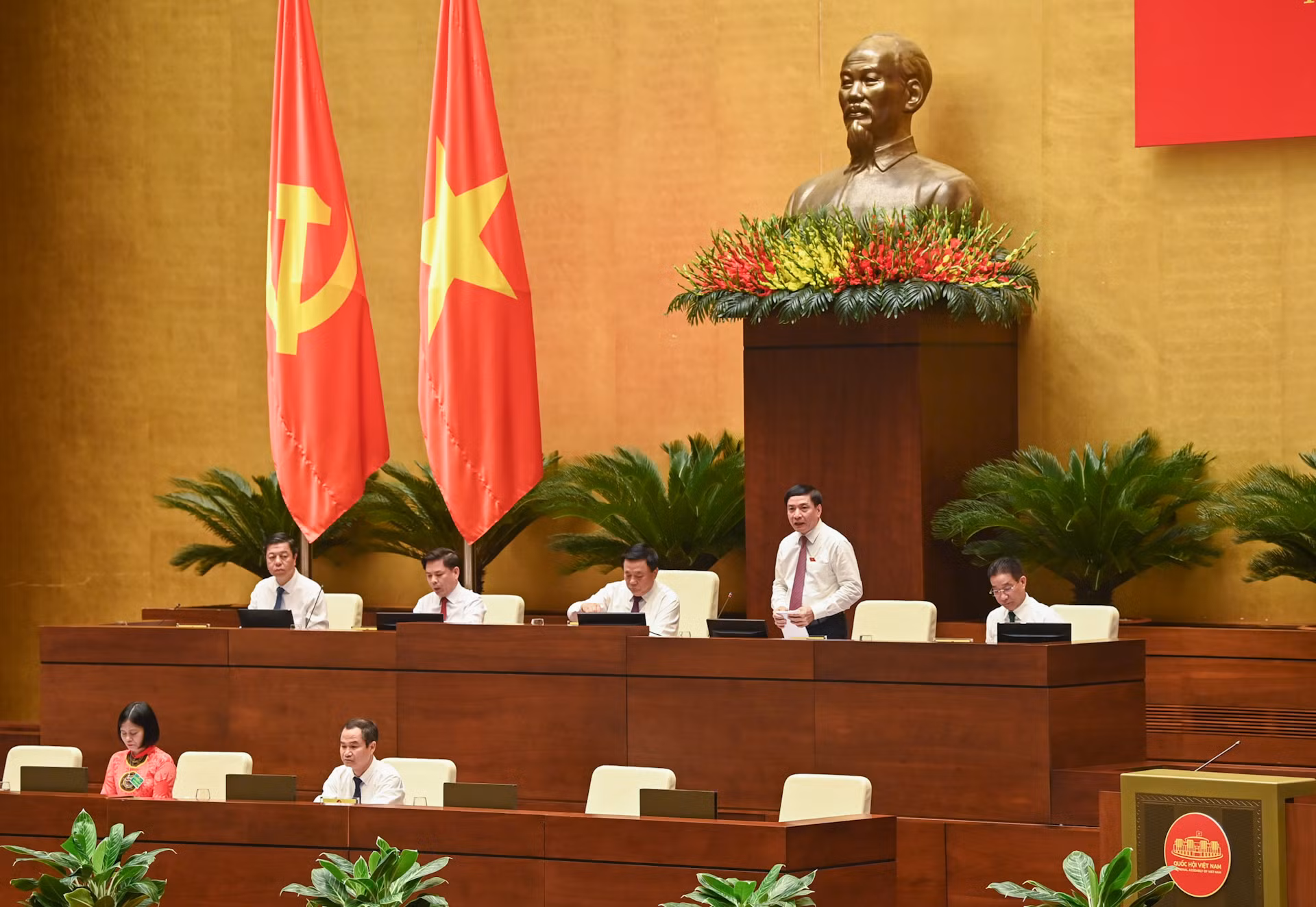 Tổng Thư ký Quốc hội, Chủ nhiệm Văn phòng Quốc hội Bùi Văn Cường điều hành nội dung tham luận tại hội thảo.