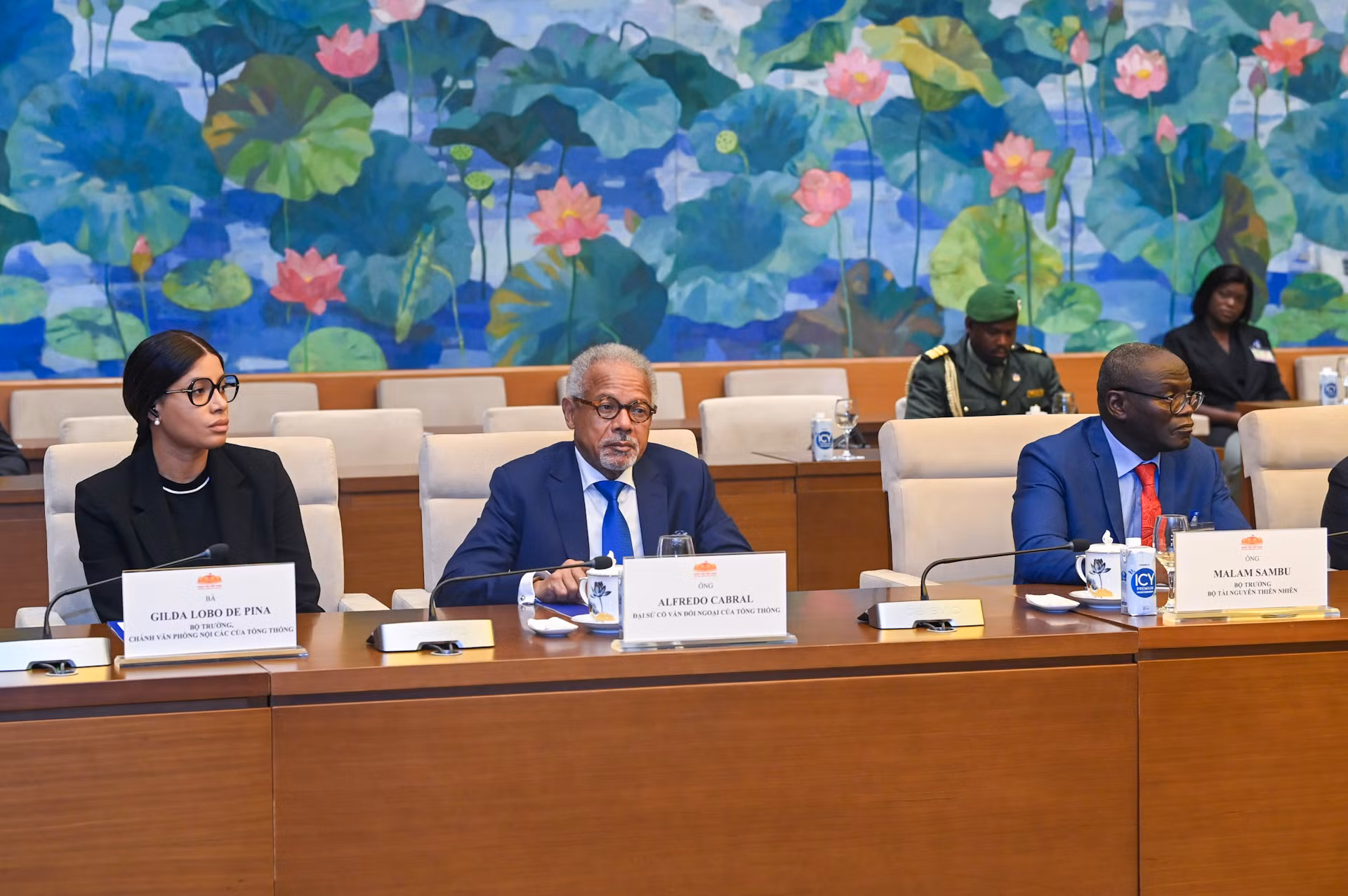 Các thành viên tháp tùng Tổng thống Cộng hòa Guinea-Bissau dự hội kiến. Các thành viên tháp tùng Tổng thống Cộng hòa Guinea-Bissau dự hội kiến.