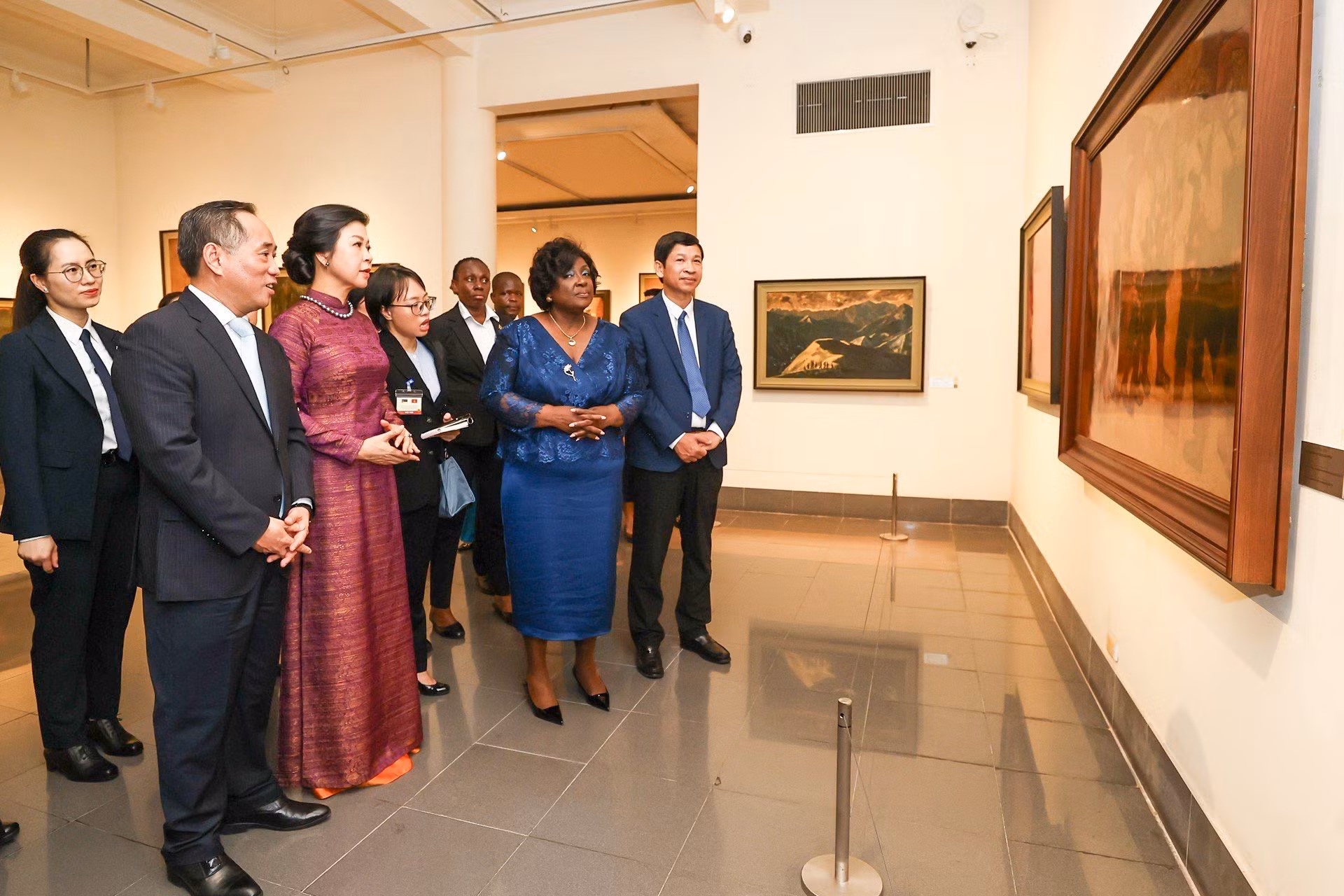 Phu nhân Tổng Bí thư, Chủ tịch nước Tô Lâm và Phu nhân Tổng thống Mozambique Filipe Jacinto Nyusi tham quan khu triển lãm tranh sơn mài tại Bảo tàng Mỹ thuật Việt Nam. Phu nhân Tổng Bí thư, Chủ tịch nước Tô Lâm và Phu nhân Tổng thống Mozambique Filipe Jacinto Nyusi tham quan khu triển lãm tranh sơn mài tại Bảo tàng Mỹ thuật Việt Nam.