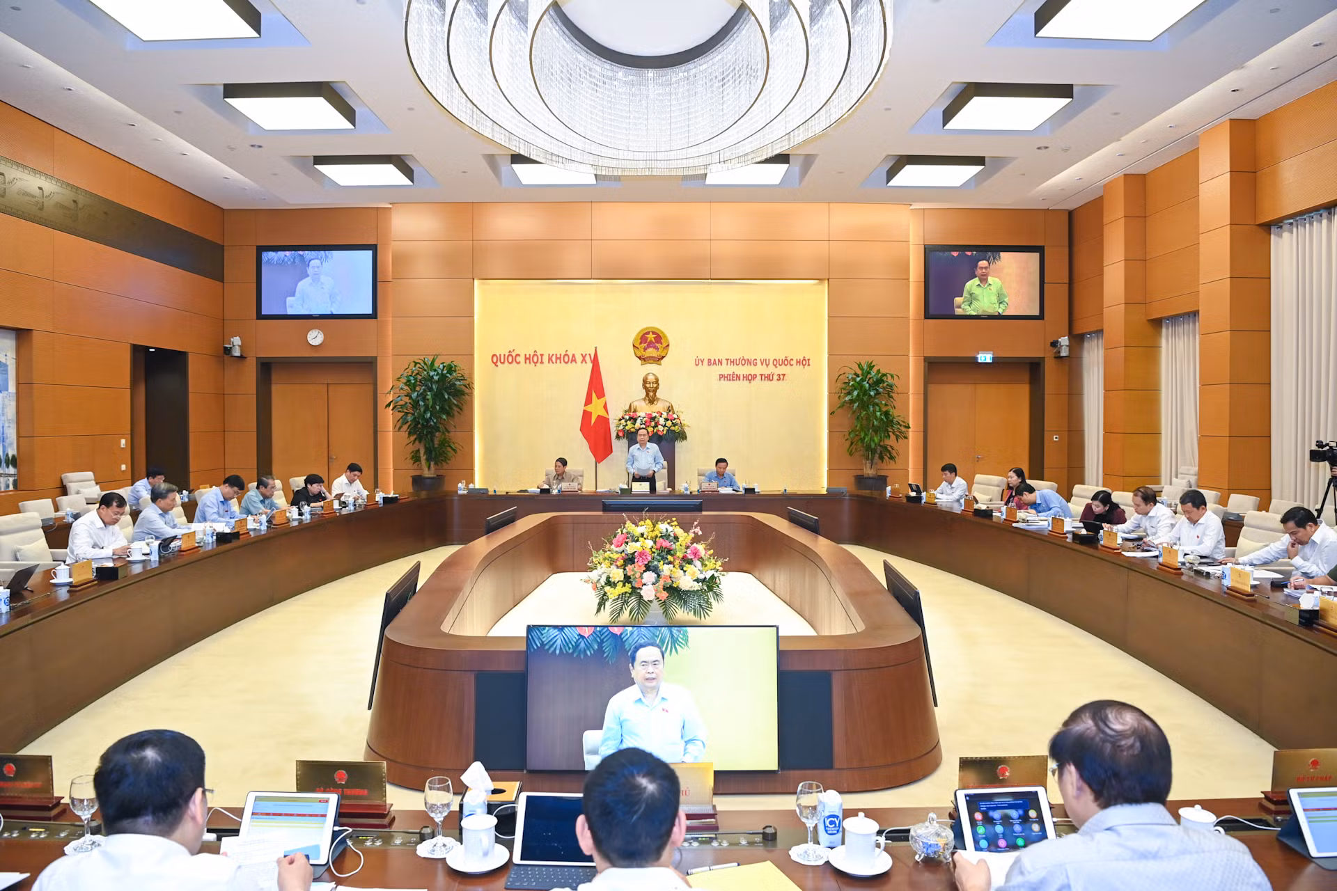 Quang cảnh khai mạc phiên họp thứ 37 Ủy ban Thường vụ Quốc hội. Quang cảnh khai mạc phiên họp thứ 37 Ủy ban Thường vụ Quốc hội.