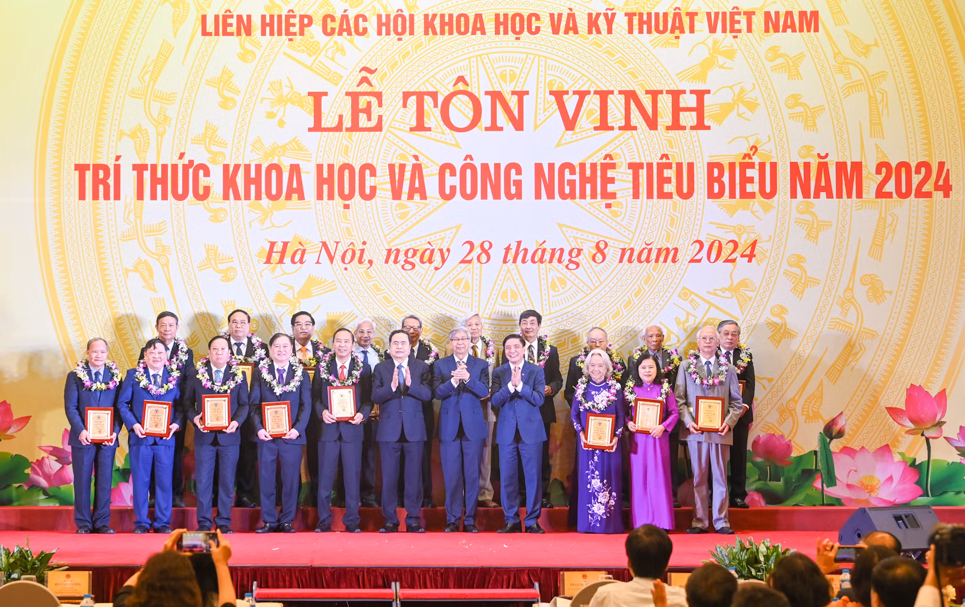 Chủ tịch Quốc hội Trần Thanh Mẫn và Tổng Thư ký Quốc hội, Chủ nhiệm Văn phòng Quốc hội Bùi Văn Cường với các trí thức khoa học và công nghệ tiêu biểu năm 2024.