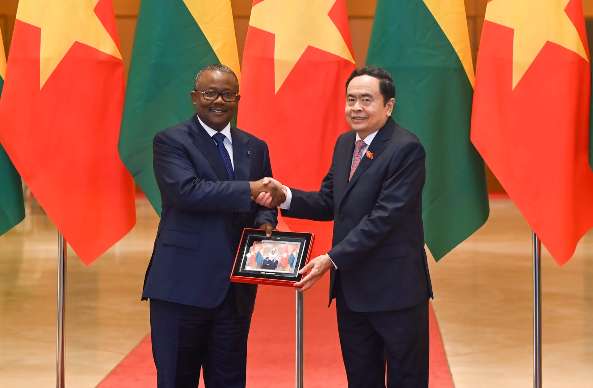 Chủ tịch Quốc hội Trần Thanh Mẫn trao quà lưu niệm tặng Tổng thống Cộng hòa Guinea-Bissau Umaro Sissoco Embaló. Chủ tịch Quốc hội Trần Thanh Mẫn trao quà lưu niệm tặng Tổng thống Cộng hòa Guinea-Bissau Umaro Sissoco Embaló.