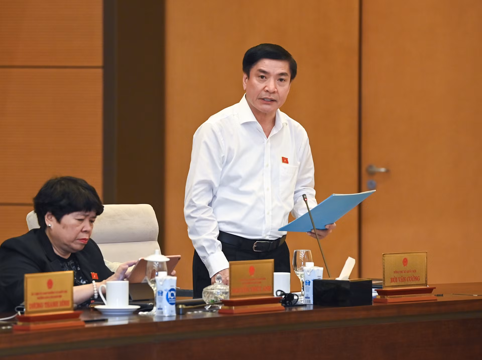 Tổng Thư ký Quốc hội, Chủ nhiệm Văn phòng Quốc hội Bùi Văn Cường phát biểu ý kiến. Tổng Thư ký Quốc hội, Chủ nhiệm Văn phòng Quốc hội Bùi Văn Cường phát biểu ý kiến.