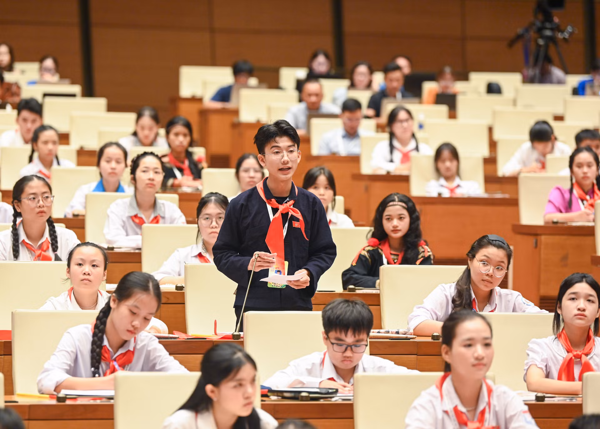 Đại biểu “Quốc hội trẻ em” đặt câu hỏi chất vấn về chủ đề “Phòng, chống bạo lực học đường”. Đại biểu “Quốc hội trẻ em” đặt câu hỏi chất vấn về chủ đề “Phòng, chống bạo lực học đường”.