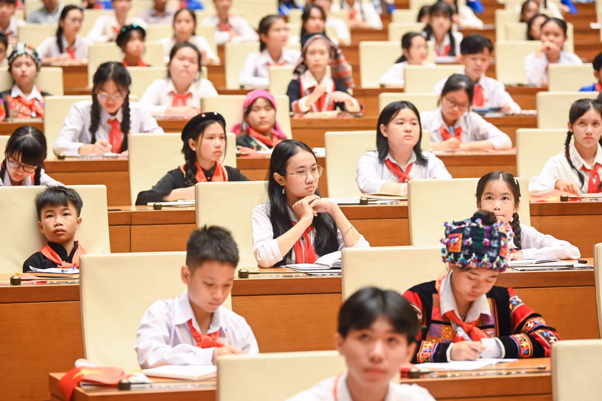 Đại biểu “Quốc hội trẻ em” theo dõi trả lời chất vấn của các Bộ trưởng trẻ em. Đại biểu “Quốc hội trẻ em” theo dõi trả lời chất vấn của các Bộ trưởng trẻ em.