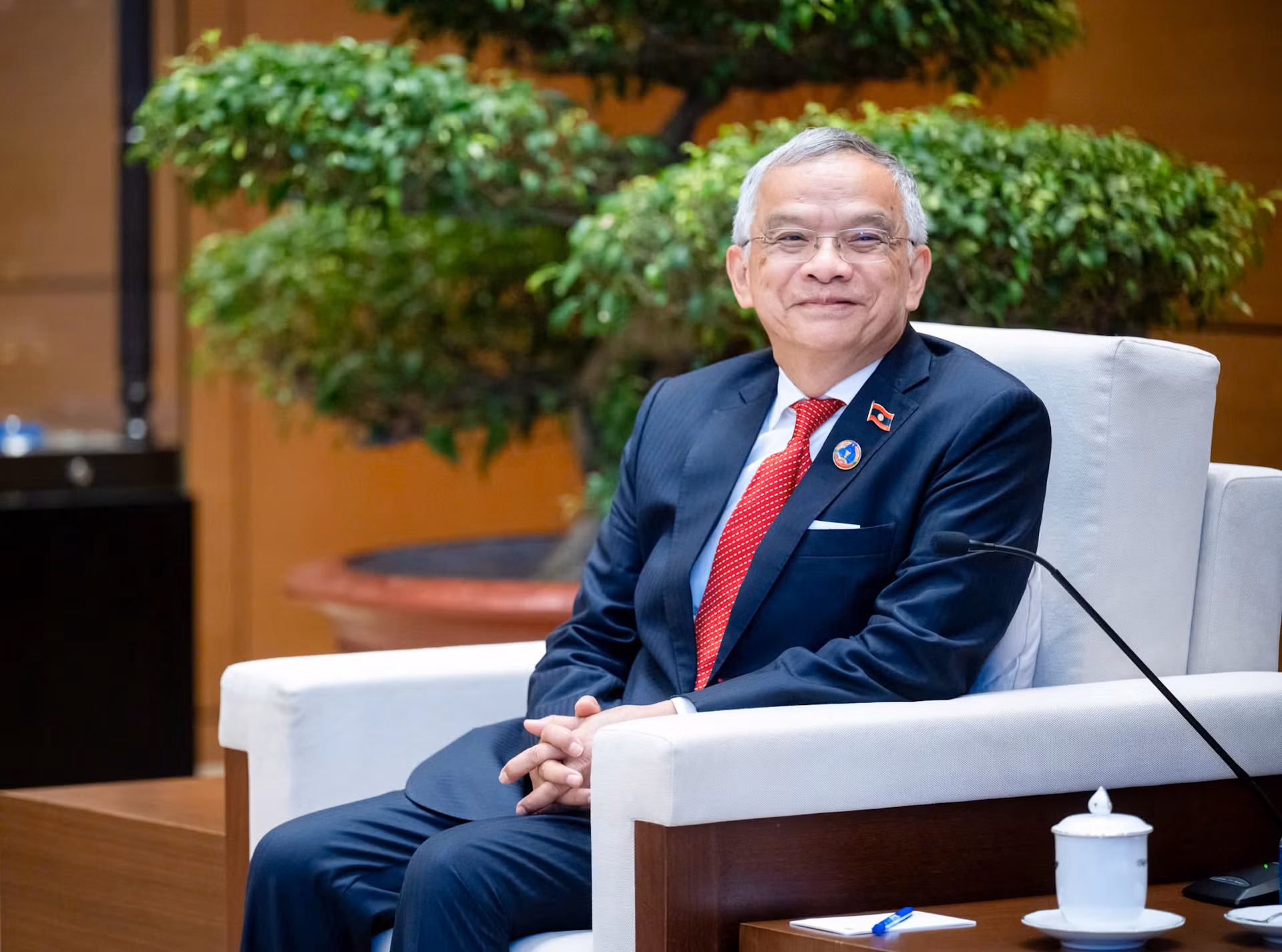Phó Chủ tịch Quốc hội, Chủ tịch Ủy ban Hòa bình và Đoàn kết Lào Sommad Pholsena phát biểu tại cuộc tiếp.