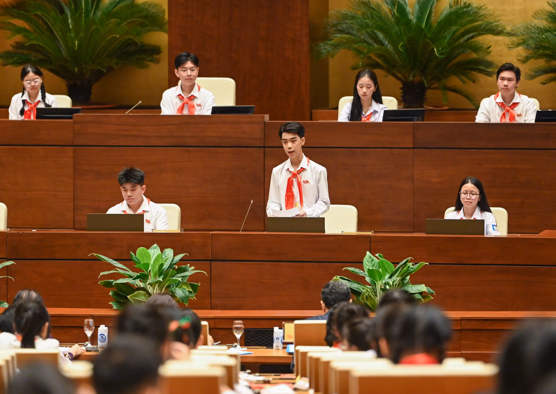 Bộ trưởng Giáo dục và Đào tạo trẻ em trả lời câu hỏi chất vấn của đại biểu “Quốc hội trẻ em”. Bộ trưởng Giáo dục và Đào tạo trẻ em trả lời câu hỏi chất vấn của đại biểu “Quốc hội trẻ em”.