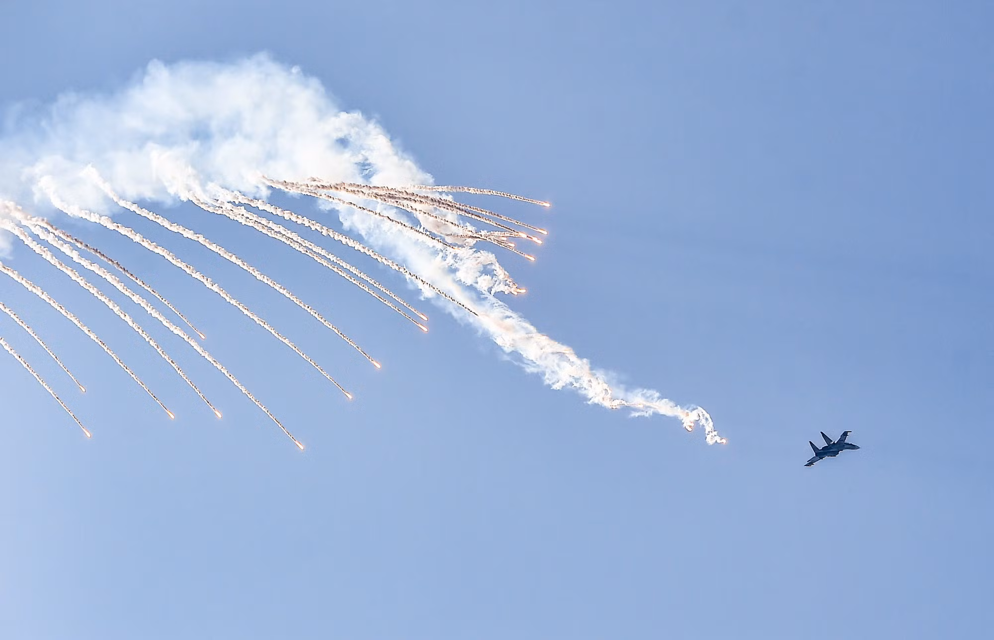 Tiêm kích Su-30MK2 thả bẫy nhiệt trên bầu trời Thành phố Hồ Chí Minh. Tiêm kích Su-30MK2 thả bẫy nhiệt trên bầu trời Thành phố Hồ Chí Minh.