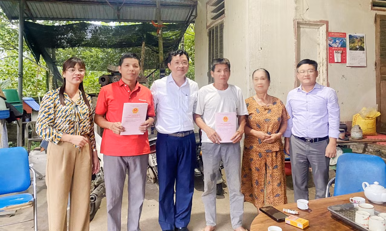 Bí thư Huyện ủy Phú Lương Nguyễn Quốc Hữu trao sổ đỏ cho hộ nghèo, hộ cận nghèo để có đủ điều kiện để được hỗ trợ xóa nhà tạm.