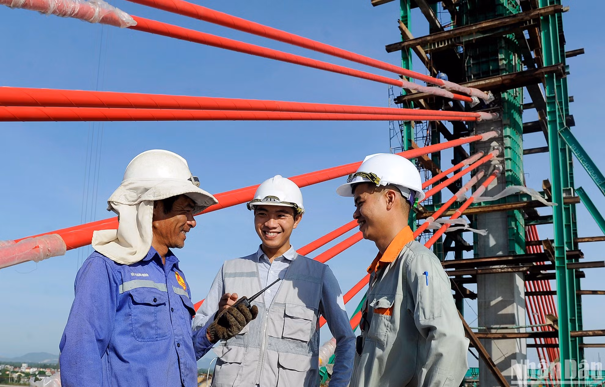 Những người công nhân và kỹ sư trên công trường xây dựng công trình giao thông kết nối vùng Bắc Trung bộ.