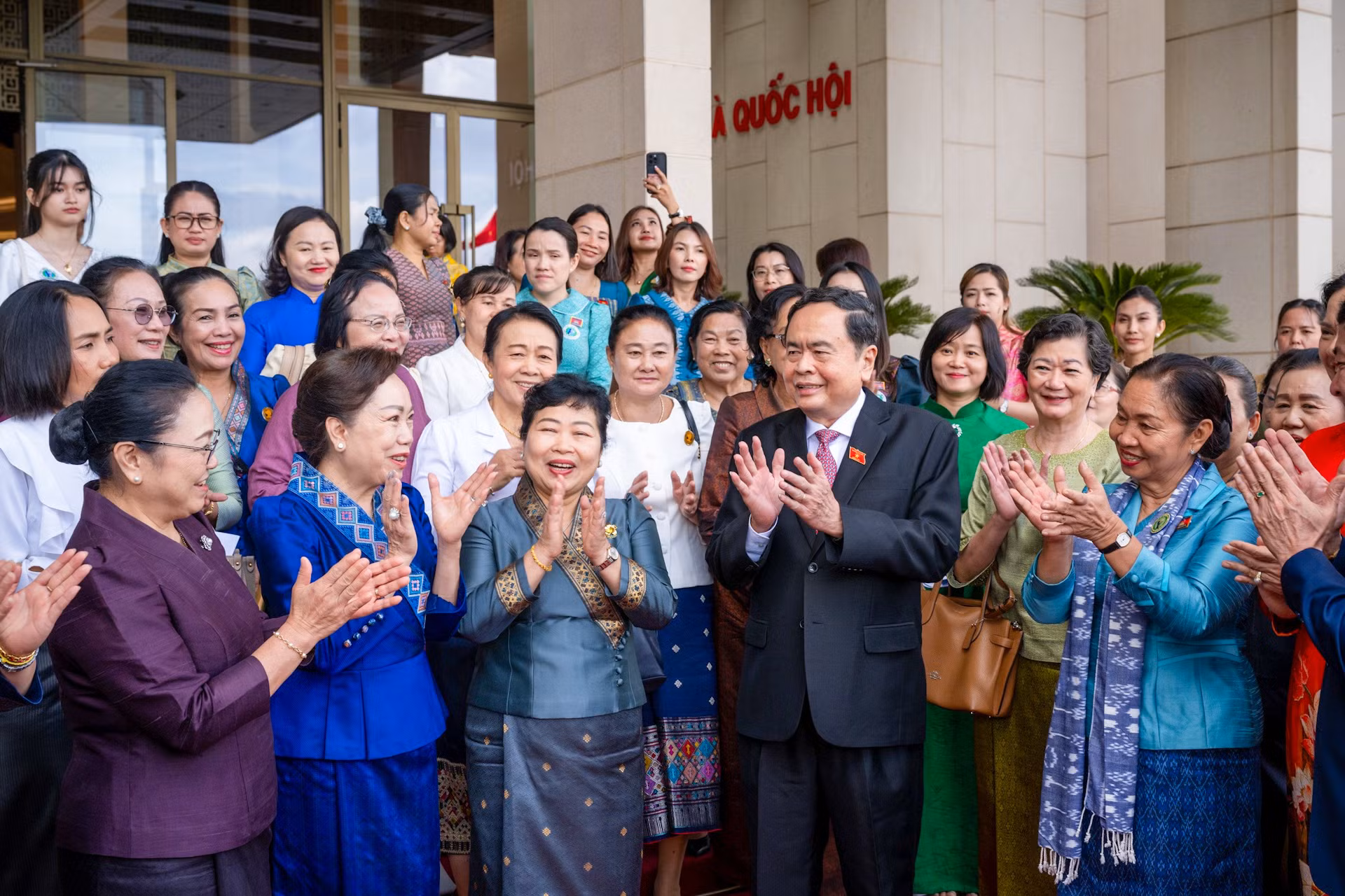 Chủ tịch Quốc hội Trần Thanh Mẫn với các đại biểu Hội phụ nữ và nữ doanh nhân Lào và Campuchia.
