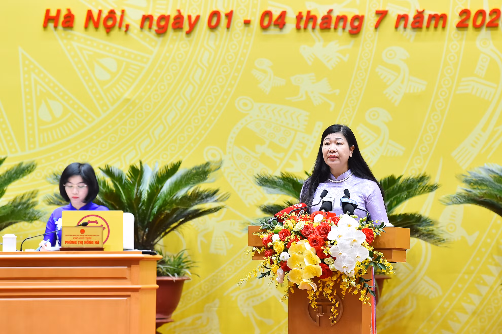 Chủ tịch Ủy ban Mặt trận Tổ quốc Việt Nam thành phố Hà Nội Nguyễn Lan Hương trình bày tóm tắt về công tác tham gia xây dựng chính quyền 6 tháng đầu năm, nhiệm vụ 6 tháng cuối năm 2024; những kiến nghị với HĐND và UBND thành phố. Chủ tịch Ủy ban Mặt trận Tổ quốc Việt Nam thành phố Hà Nội Nguyễn Lan Hương trình bày tóm tắt về công tác tham gia xây dựng chính quyền 6 tháng đầu năm, nhiệm vụ 6 tháng cuối năm 2024; những kiến nghị với HĐND và UBND thành phố.