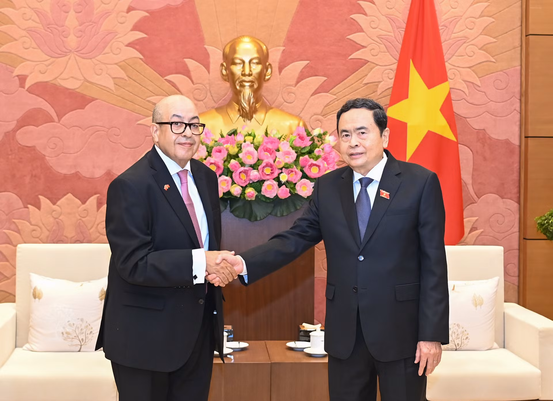 Chủ tịch Quốc hội Trần Thanh Mẫn và Tổng Thư ký Hạ viện Maroc, Chủ tịch Hiệp hội Tổng Thư ký Nghị viện Thế giới Najib El Khadi. Chủ tịch Quốc hội Trần Thanh Mẫn và Tổng Thư ký Hạ viện Maroc, Chủ tịch Hiệp hội Tổng Thư ký Nghị viện Thế giới Najib El Khadi.