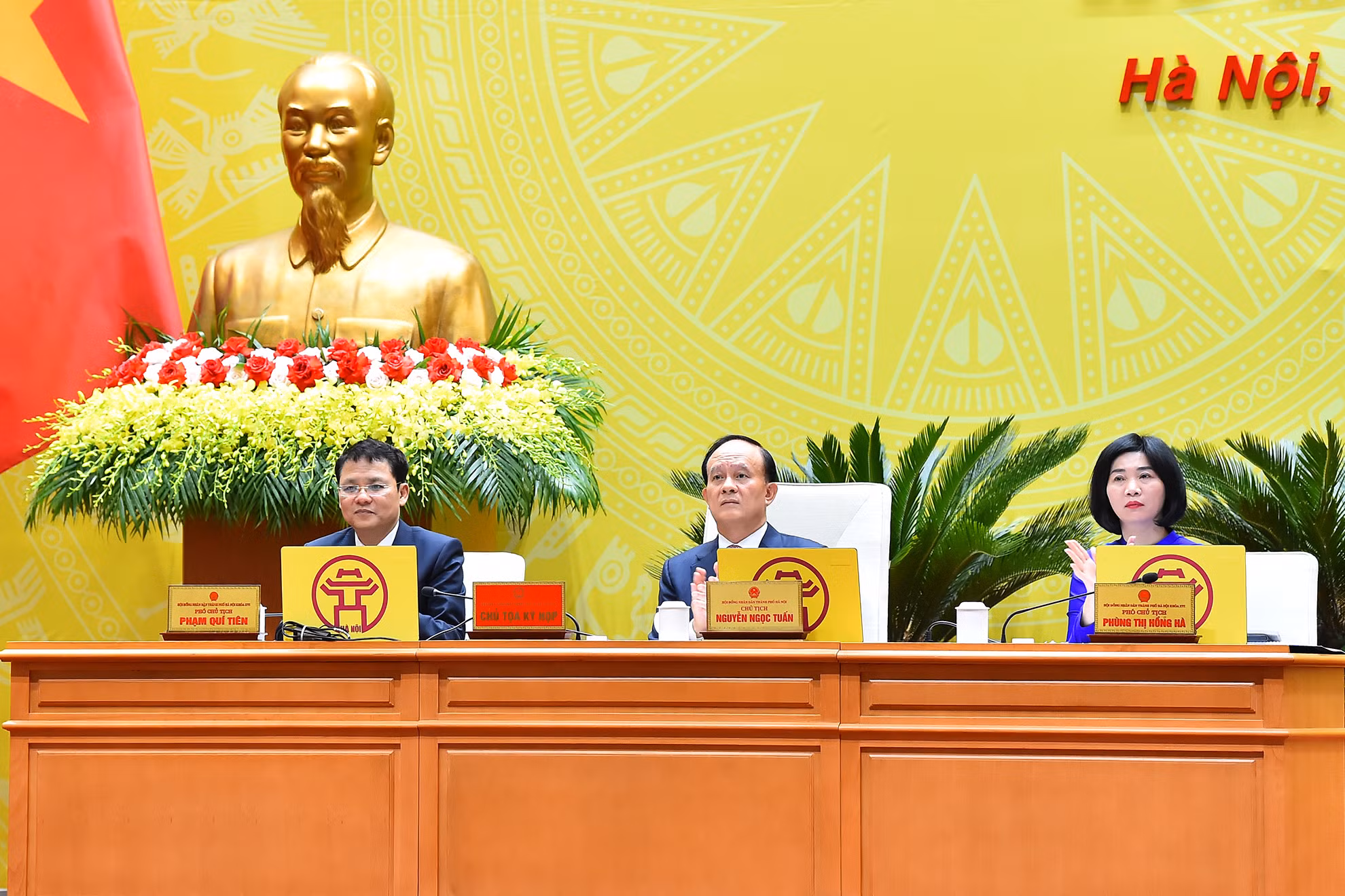 Chủ tịch HĐND thành phố Hà Nội Nguyễn Ngọc Tuấn và các Phó Chủ tịch HĐND thành phố điều hành phiên họp. Chủ tịch HĐND thành phố Hà Nội Nguyễn Ngọc Tuấn và các Phó Chủ tịch HĐND thành phố điều hành phiên họp.