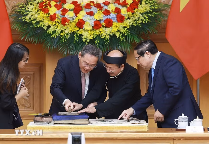 Thủ tướng Phạm Minh Chính và Thủ tướng Trung Quốc Lý Cường cùng làm tranh dân gian Đông Hồ.