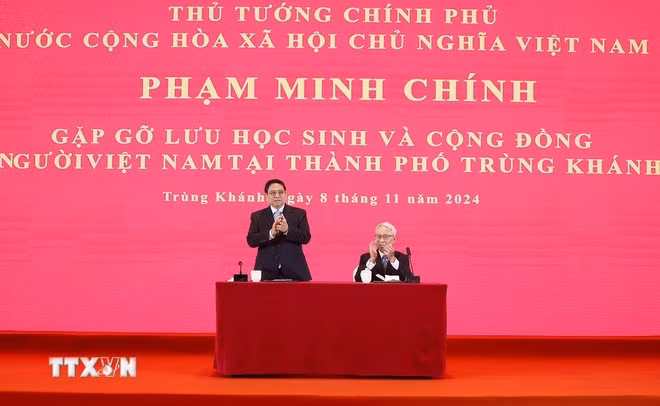Thủ tướng Phạm Minh Chính tại cuộc gặp lưu học sinh và cộng đồng người Việt Nam tại thành phố Trùng Khánh, Trung Quốc. (Ảnh: TTXVN) Thủ tướng Phạm Minh Chính tại cuộc gặp lưu học sinh và cộng đồng người Việt Nam tại thành phố Trùng Khánh, Trung Quốc. (Ảnh: TTXVN)