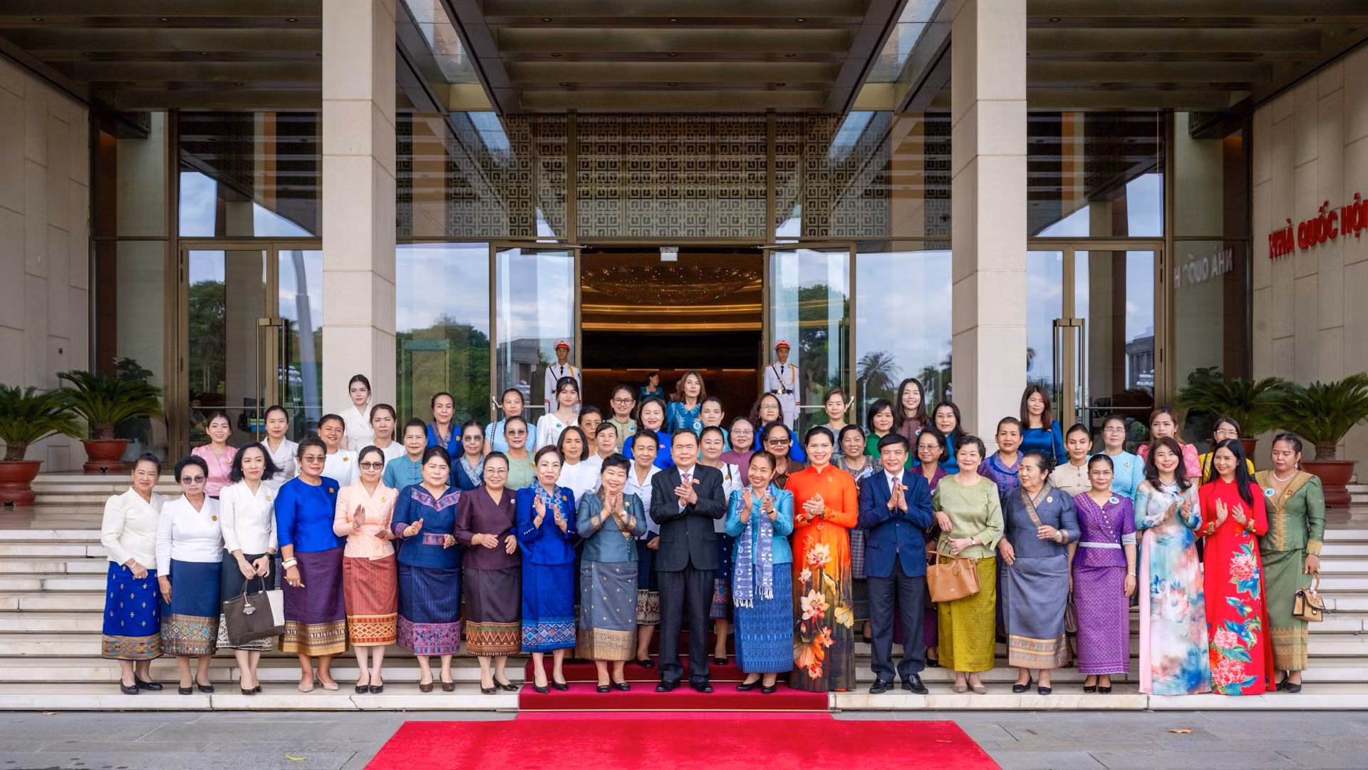 Chủ tịch Quốc hội Trần Thanh Mẫn chụp ảnh lưu niệm với đại biểu Hội phụ nữ và nữ doanh nhân Lào và Campuchia.