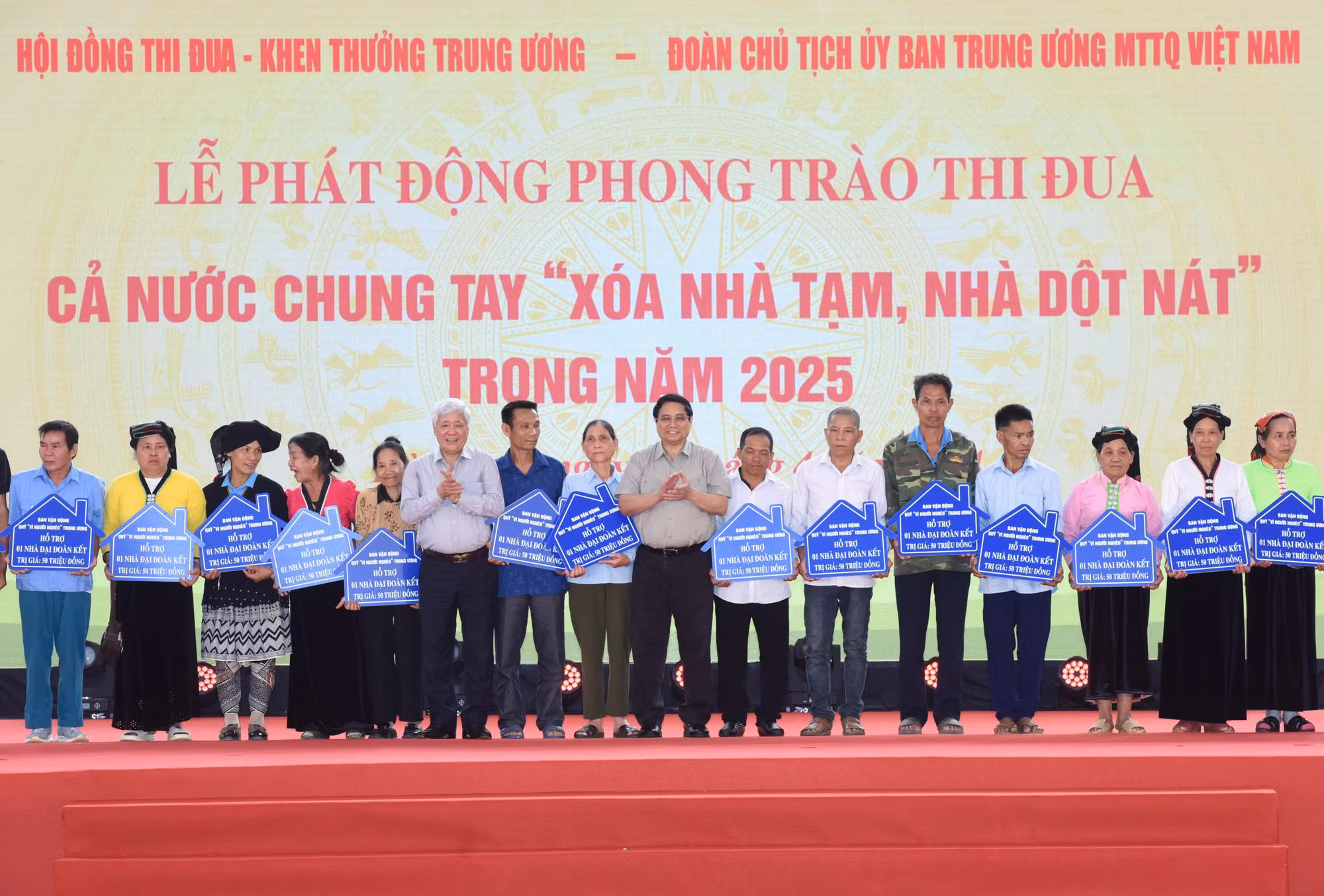 Thủ tướng Phạm Minh Chính và Chủ tịch Ủy ban Trung ương Mặt trận Tổ quốc Việt Nam Đỗ Văn Chiến trao kinh phí hỗ trợ làm nhà cho 100 hộ gia đình trên địa bàn huyện Đà Bắc, tỉnh Hòa Bình.