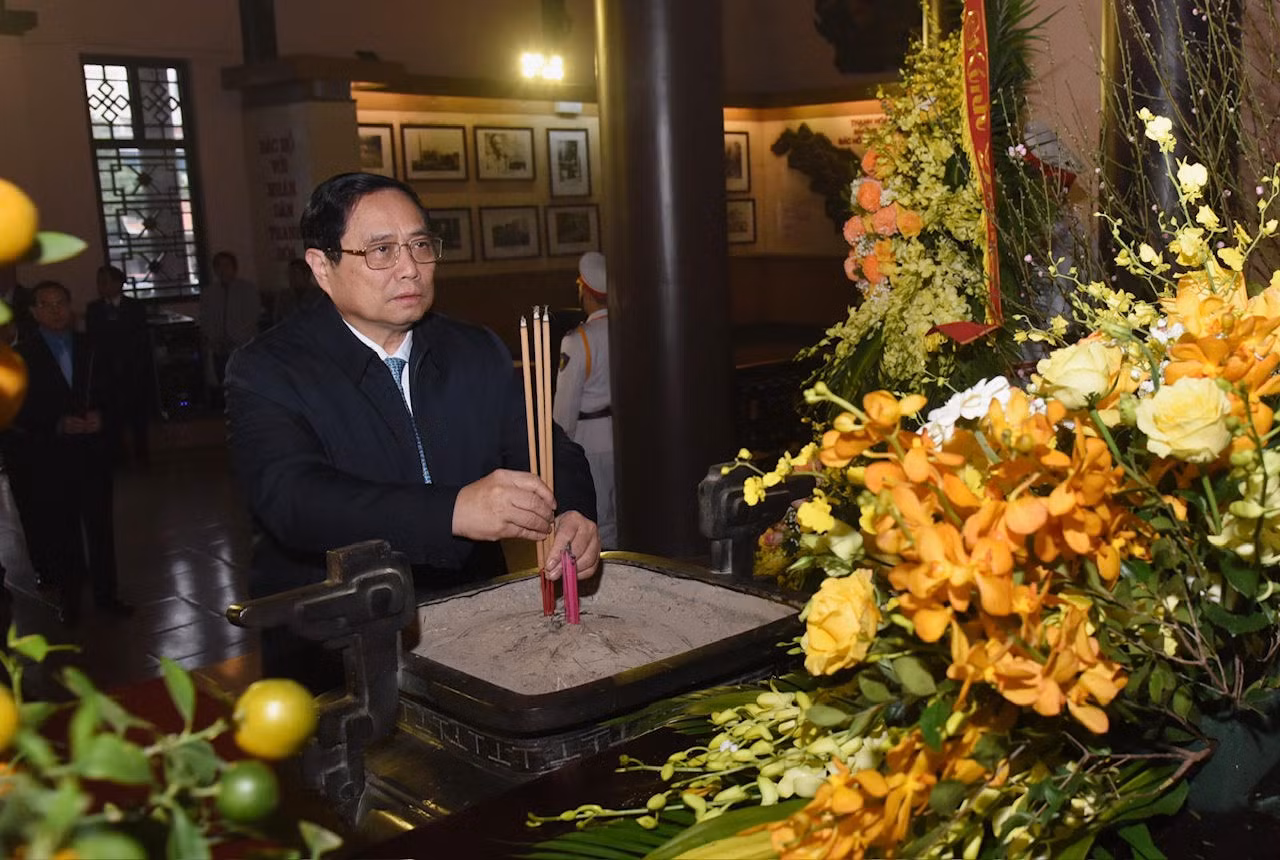 Thủ tướng Phạm Minh Chính dâng hương tưởng niệm Chủ tịch Hồ Chí Minh.