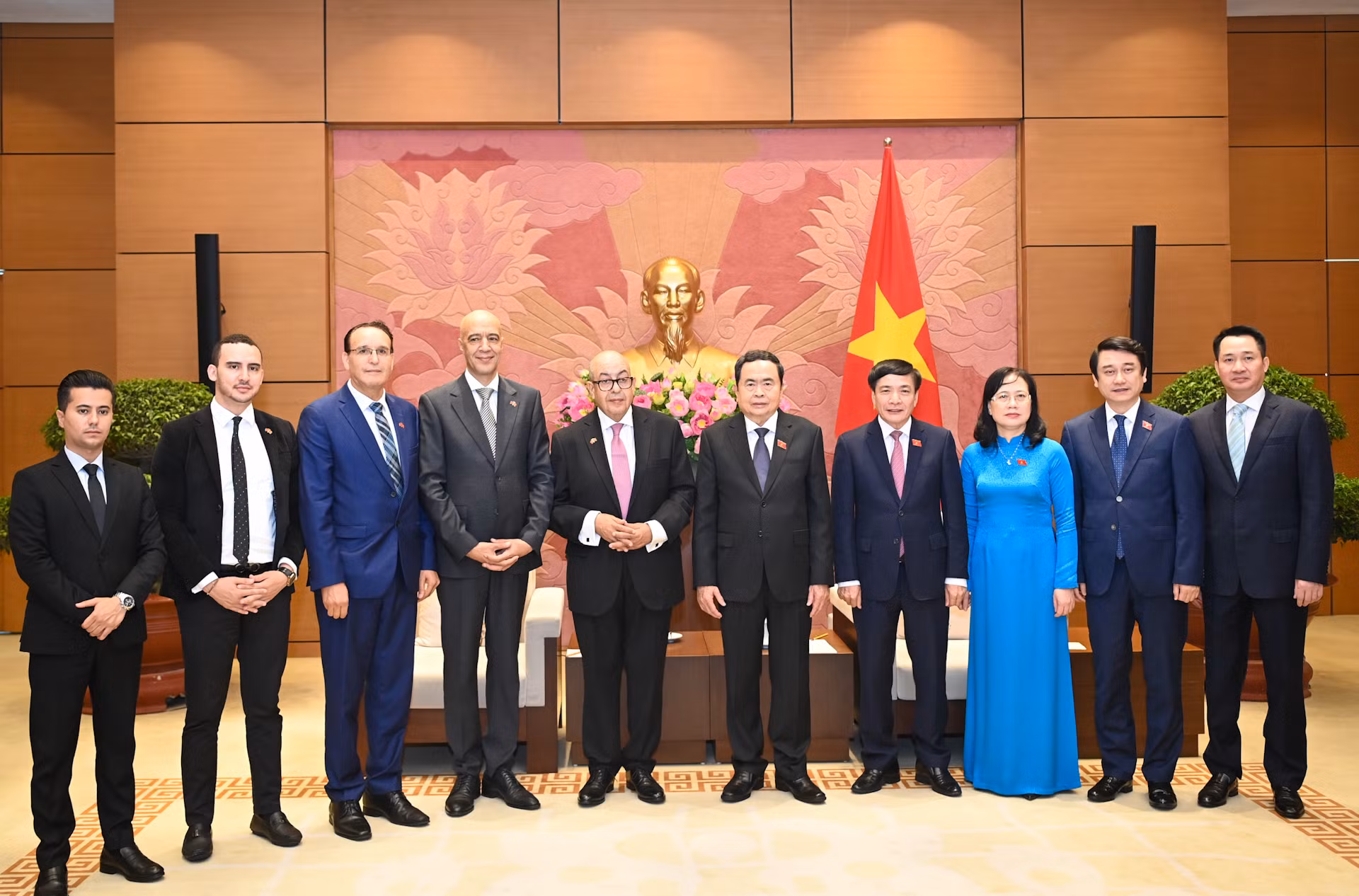 Chủ tịch Quốc hội Trần Thanh Mẫn và Tổng Thư ký Hạ viện Maroc Najib El Khadi chụp ảnh lưu niệm với đại biểu hai nước tại cuộc tiếp. Chủ tịch Quốc hội Trần Thanh Mẫn và Tổng Thư ký Hạ viện Maroc Najib El Khadi chụp ảnh lưu niệm với đại biểu hai nước tại cuộc tiếp.