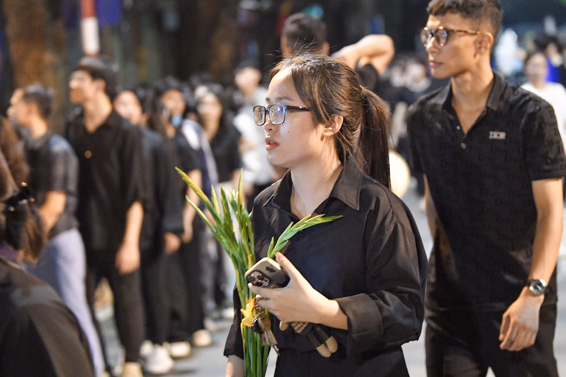 Nhiều người còn mang theo hoa sen, hoa huệ… để vào dâng lên Tổng Bí thư Nguyễn Phú Trọng.