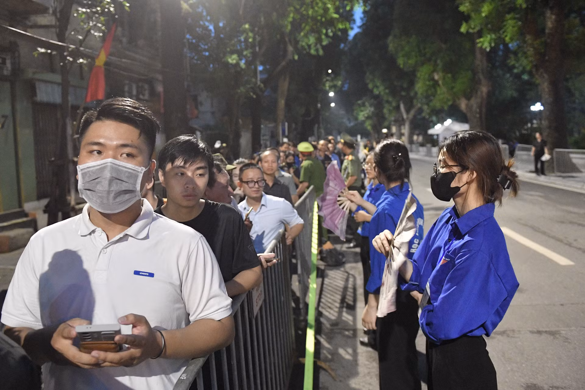 Lực lượng tình nguyện viên luôn túc trực để sẵn sàng hỗ người dân đang xếp hàng đợi vào lễ viếng.