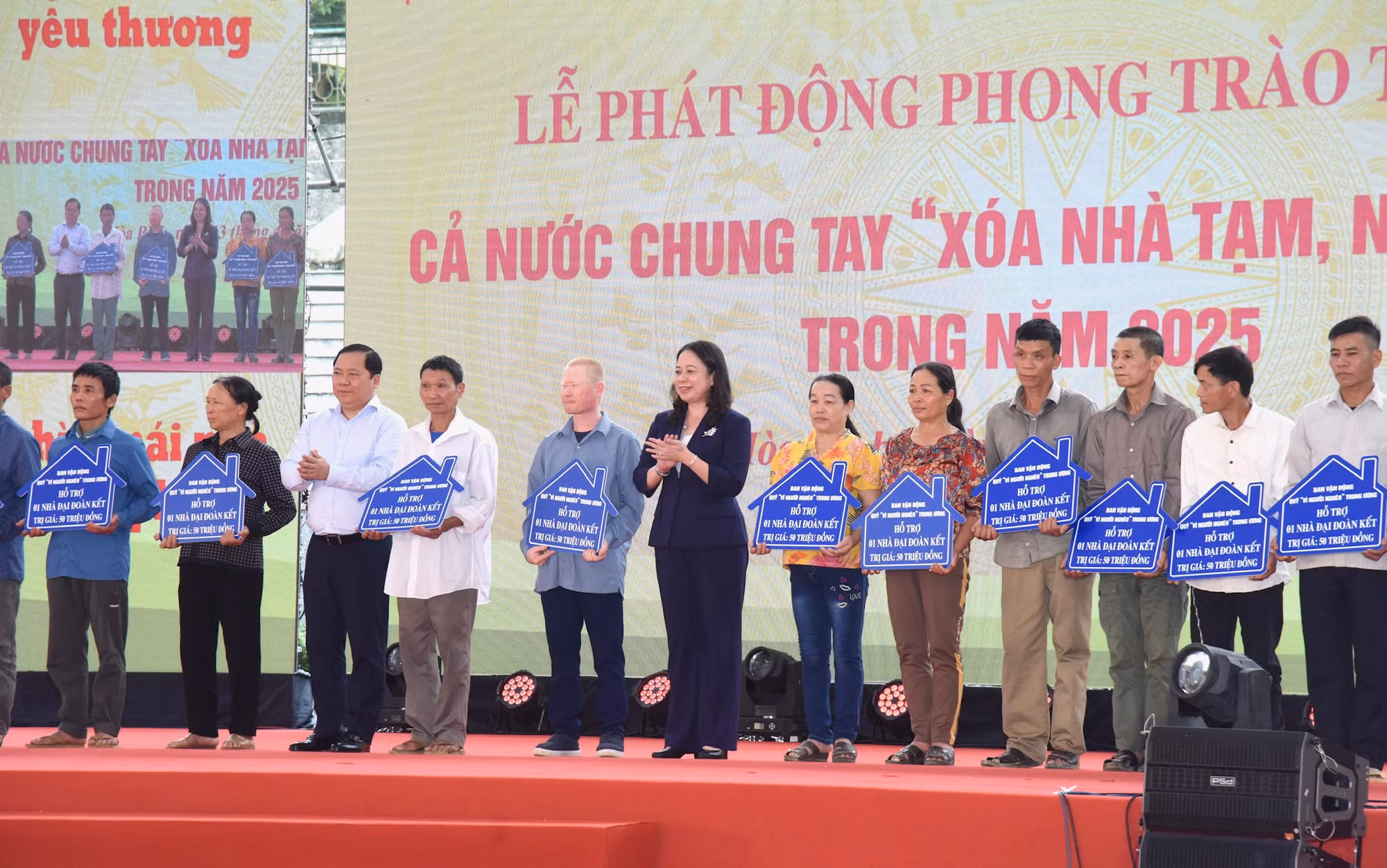 Quyền Chủ tịch nước Võ Thị Ánh Xuân cùng Bí thư tỉnh ủy Hòa Bình Nguyễn Phí Long trao biểu trưng hỗ trợ xây nhà đại đoàn kết cho các hộ gia đình tại huyện Đà Bắc, tỉnh Hòa Bình.