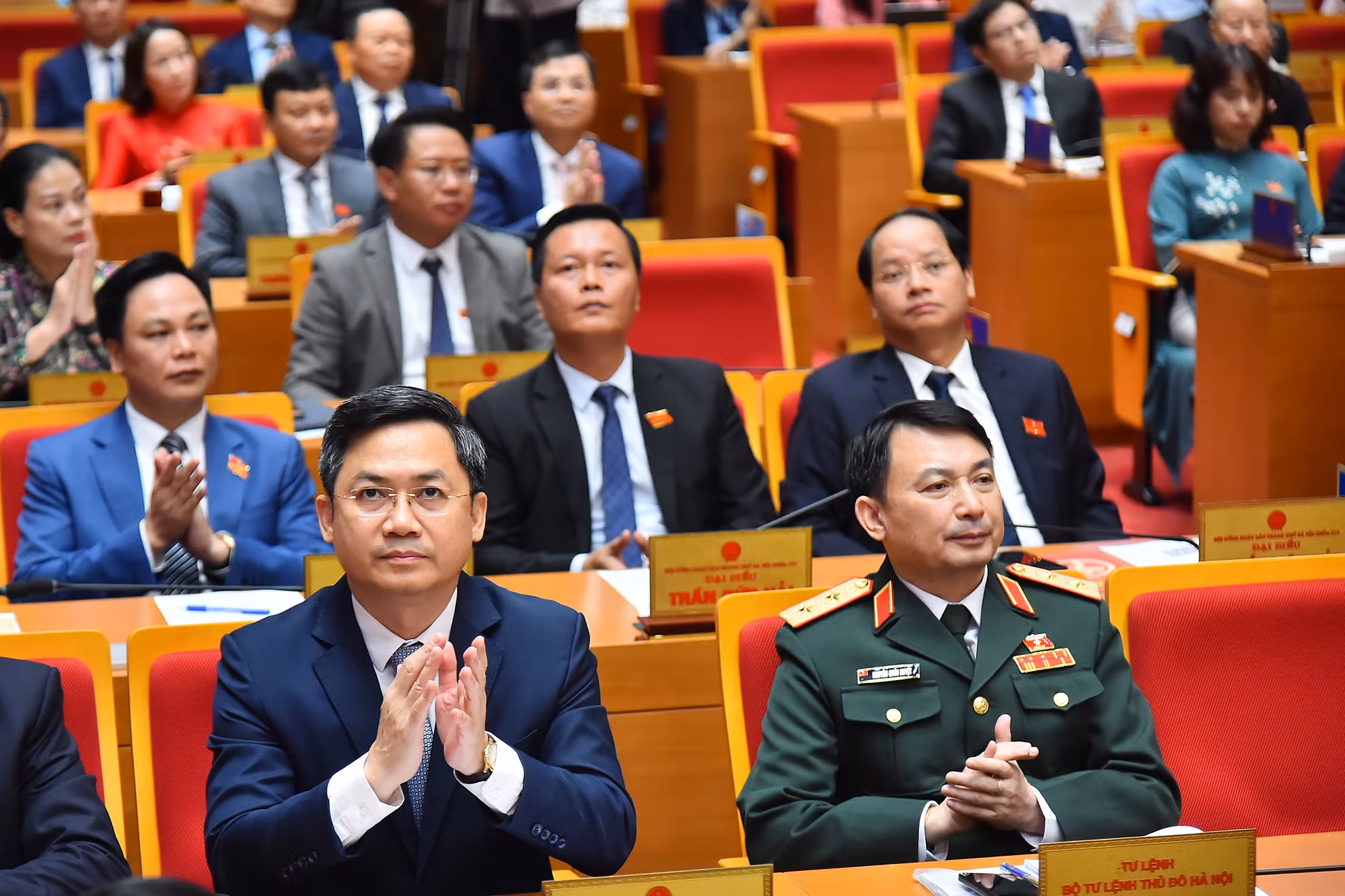 Các đại biểu khách mời và đại biểu HĐND thành phố Hà Nội dự phiên khai mạc. Các đại biểu khách mời và đại biểu HĐND thành phố Hà Nội dự phiên khai mạc.