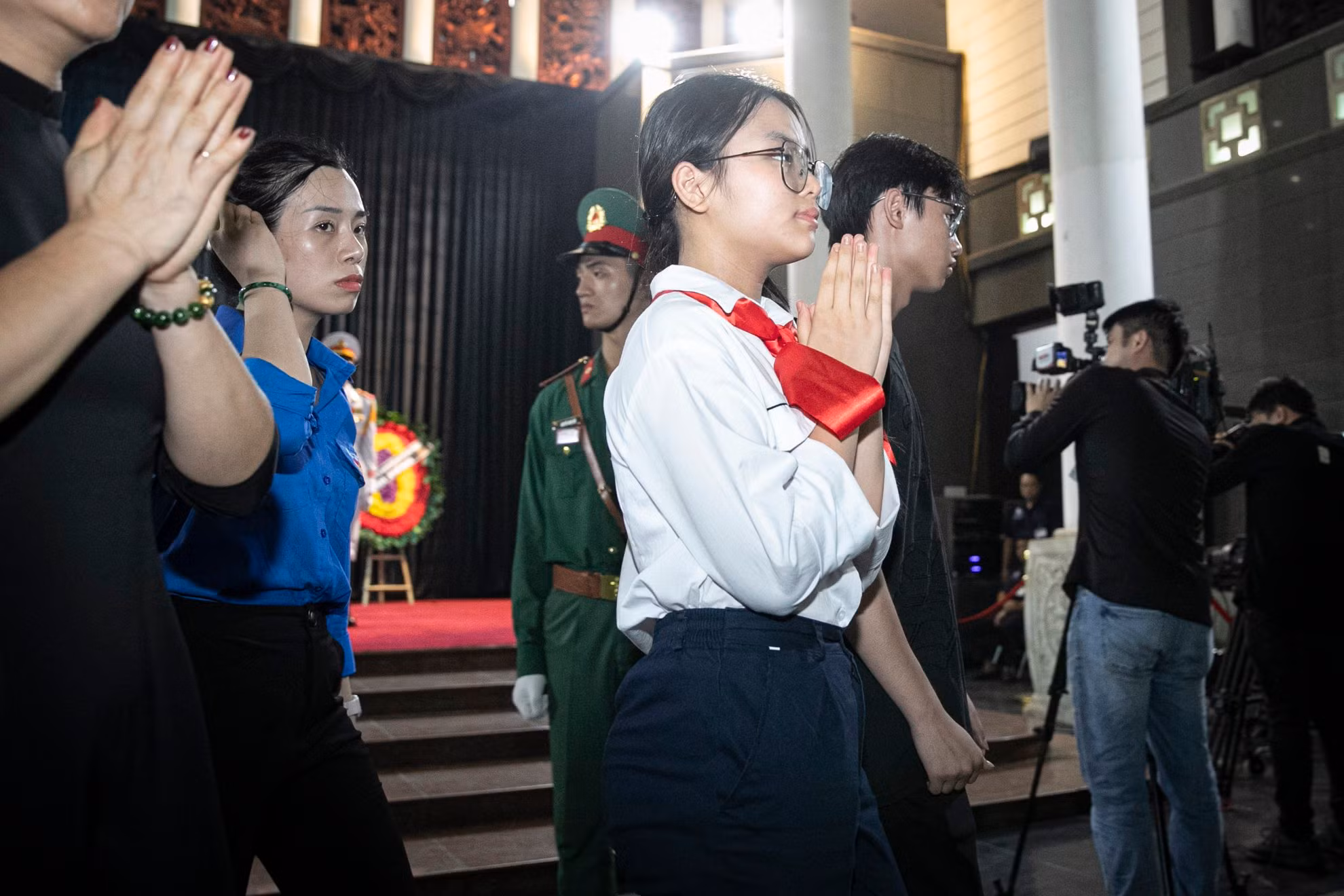 Nhiều bạn học sinh với chiếc khăn quàng đỏ đến viếng Tổng Bí thư Nguyễn Phú Trọng.