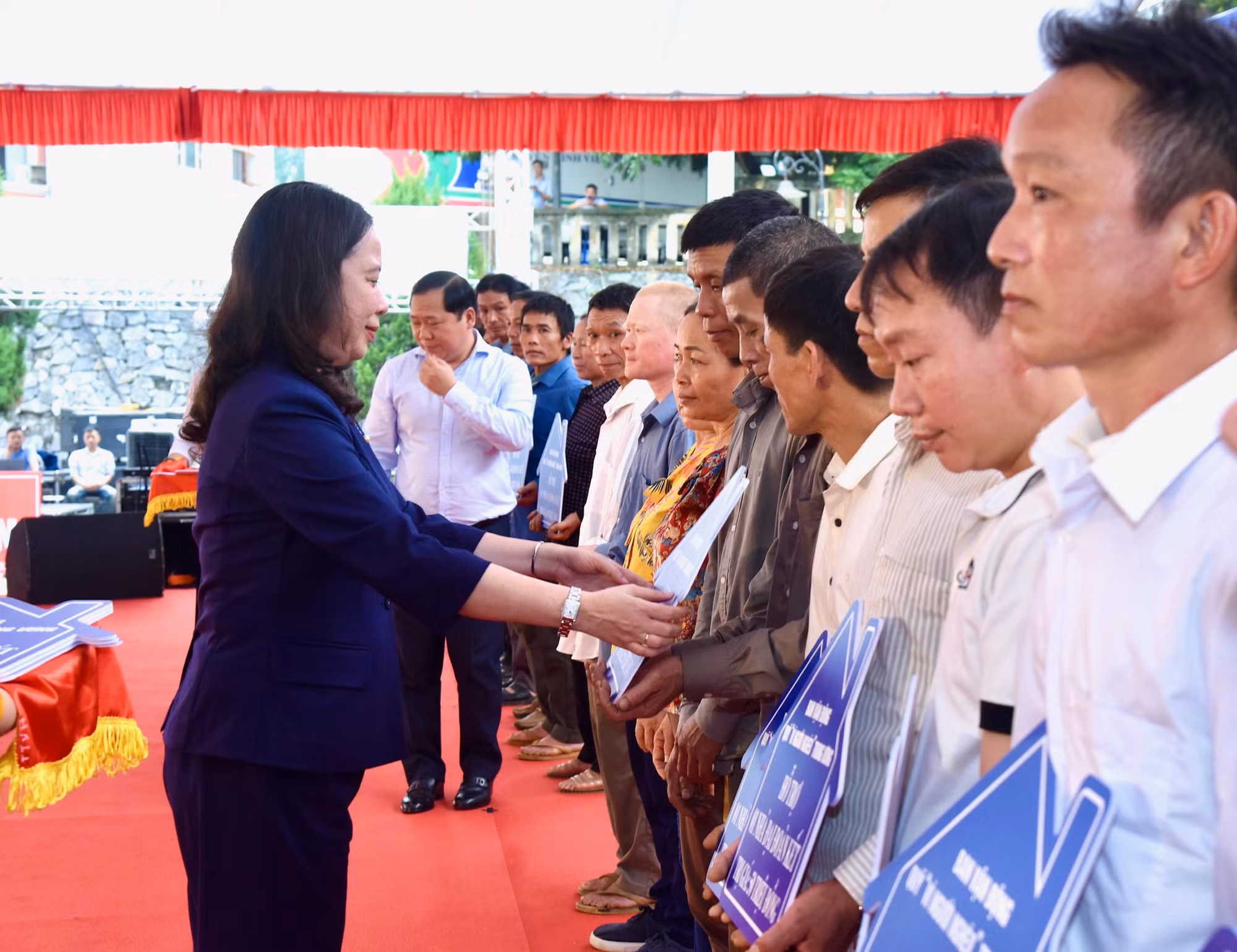 Quyền Chủ tịch nước Võ Thị Ánh Xuân trao biểu trưng hỗ trợ xây nhà đại đoàn kết cho các hộ gia đình tại huyện Đà Bắc, tỉnh Hòa Bình.