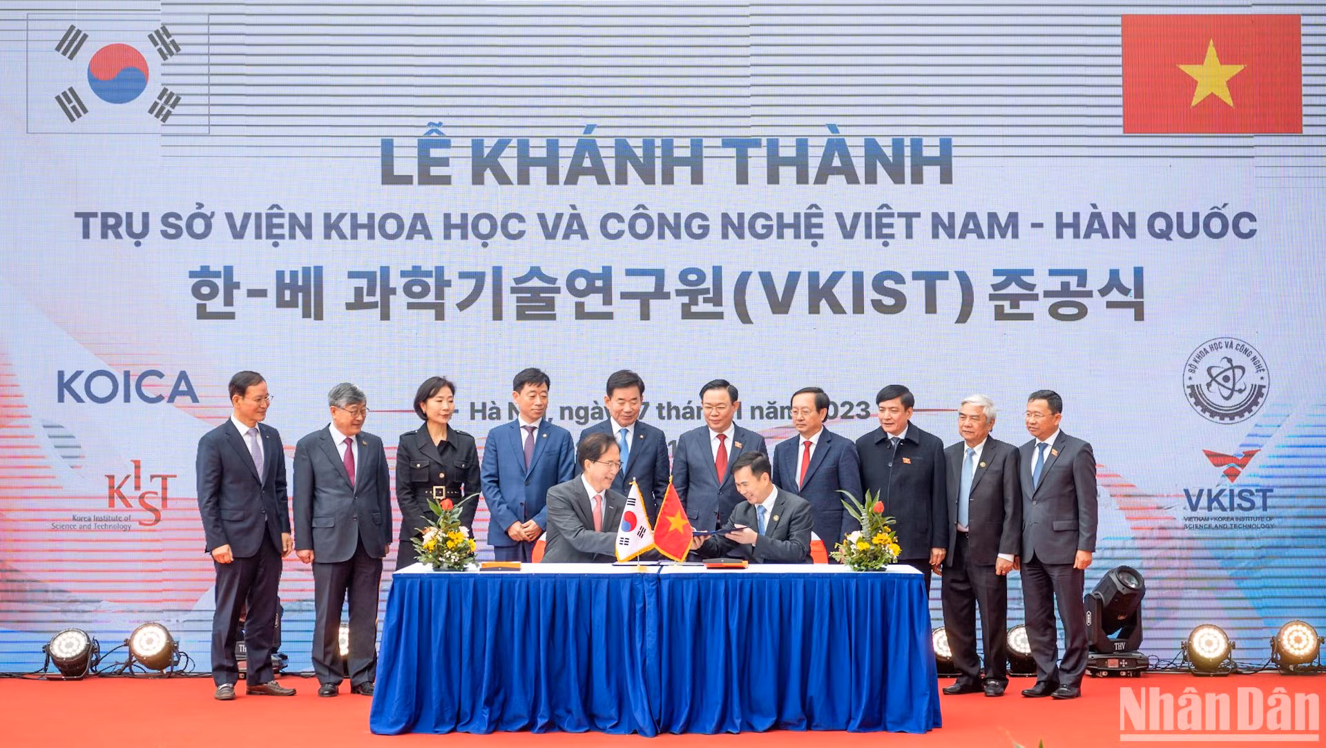 Chủ tịch Quốc hội Vương Đình Huệ và Chủ tịch Quốc hội Kim Jin Pyo chứng kiến lễ ký Biên bản bàn giao trụ sở Viện Khoa học và Công nghệ Việt Nam-Hàn Quốc.