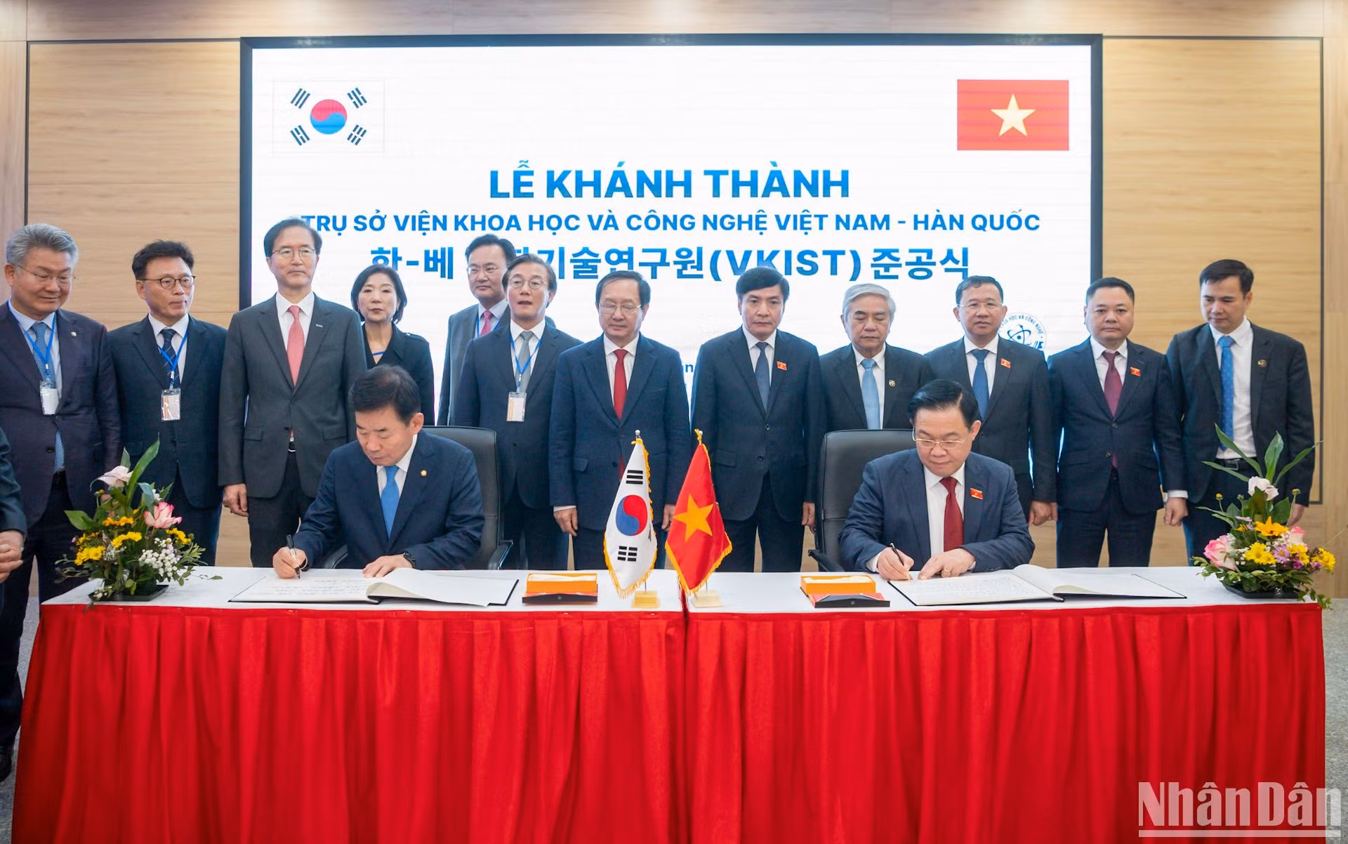 Chủ tịch hội Vương Đình Huệ và Chủ tịch Quốc hội Hàn Quốc Kim Jin-pyo viết lưu bút tại trụ sở của VKIST.