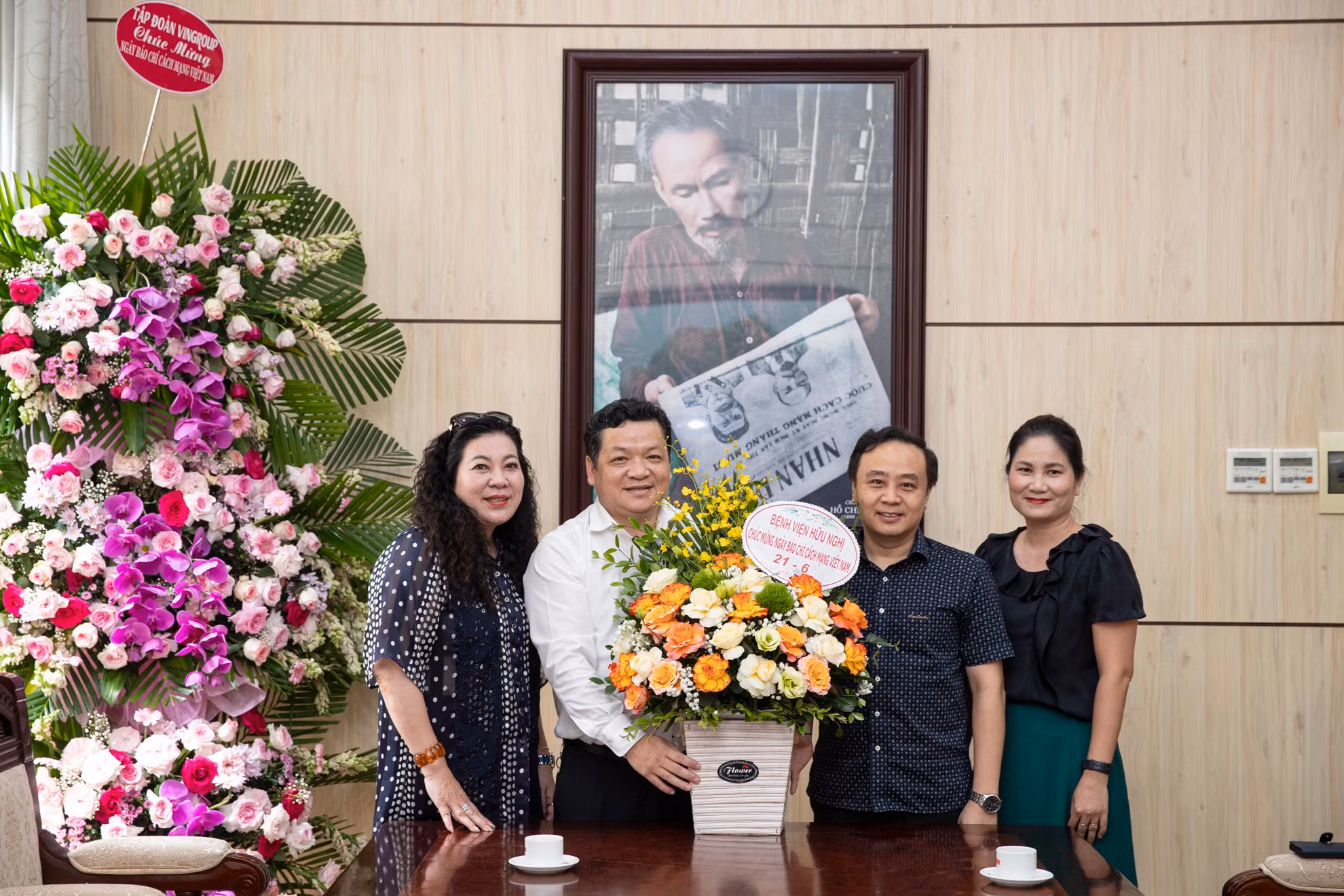 Tiến sĩ, Bác sĩ Bùi Long, Phó Giám đốc Bệnh viện Hữu Nghị (thứ hai từ bên phải) đến thăm và chúc mừng Báo Nhân Dân. Tiến sĩ, Bác sĩ Bùi Long, Phó Giám đốc Bệnh viện Hữu Nghị (thứ hai từ bên phải) đến thăm và chúc mừng Báo Nhân Dân.