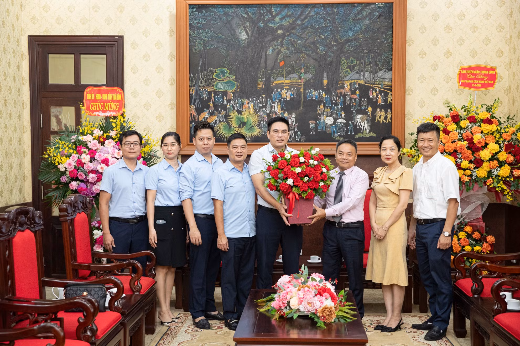 Phó Tổng Biên tập Báo Nhân Dân Đinh Như Hoan nhận lẵng hoa tươi thắm của Công ty Nước sạch Hà Nội do đồng chí Đặng Ngọc Hải, Phó Tổng Giám đốc Công ty dẫn đầu.