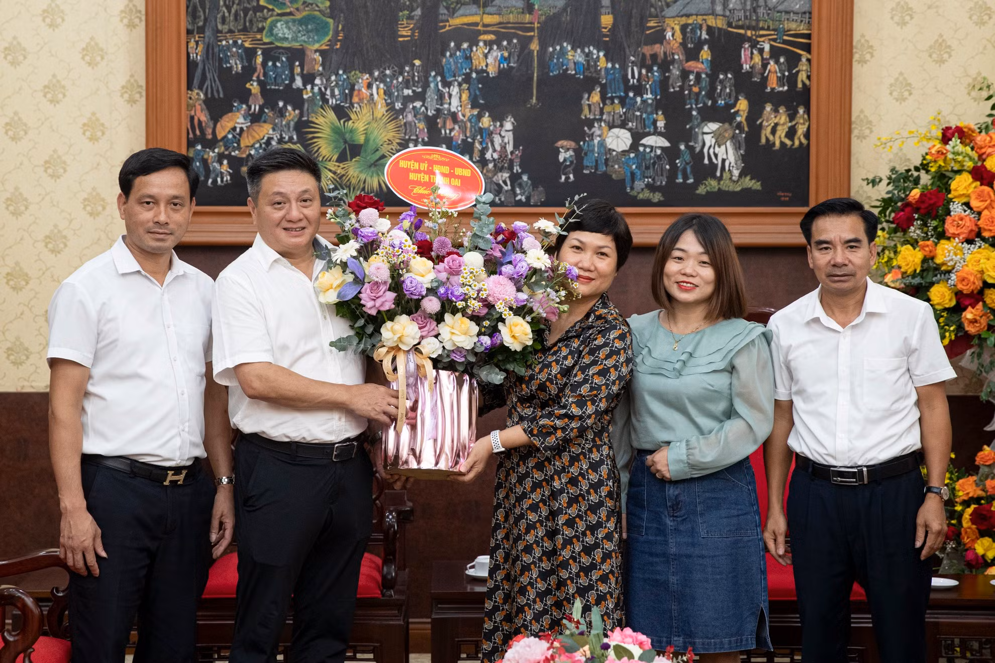 Đoàn đại biểu Huyện ủy Thanh Oai do đồng chí Bùi Hoàng Phan, Bí thư Huyện ủy dẫn đầu gửi lời chúc tốt đẹp tới tập thể những người làm báo Nhân Dân. Đoàn đại biểu Huyện ủy Thanh Oai do đồng chí Bùi Hoàng Phan, Bí thư Huyện ủy dẫn đầu gửi lời chúc tốt đẹp tới tập thể những người làm báo Nhân Dân.