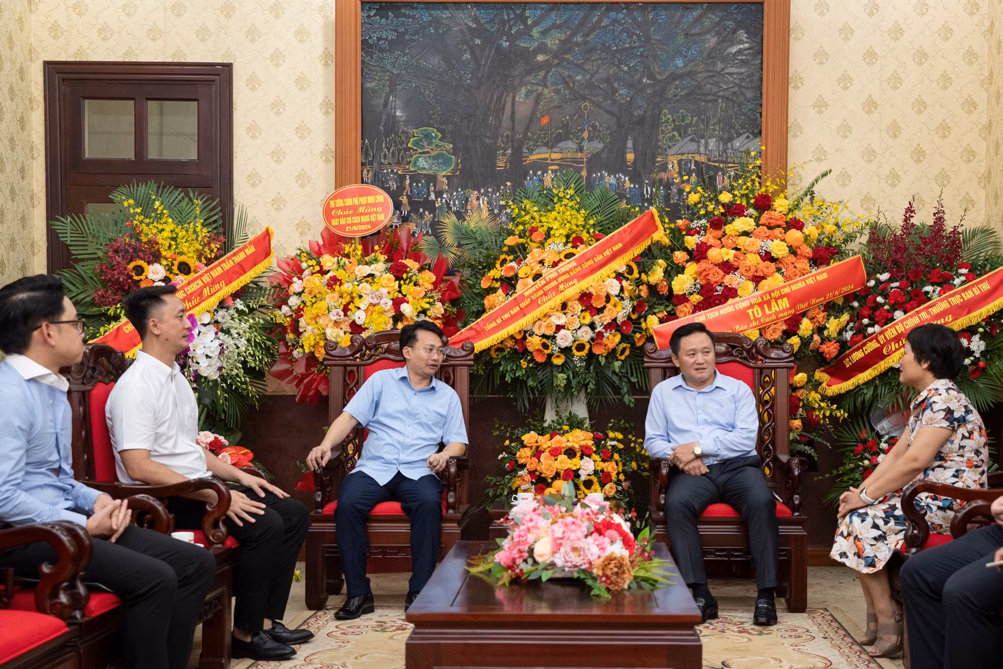 Đoàn đại biểu Sở Du lịch thành phố Hà Nội trò chuyện với lãnh đạo, cán bộ Báo Nhân Dân. (Ảnh: SƠN TÙNG)