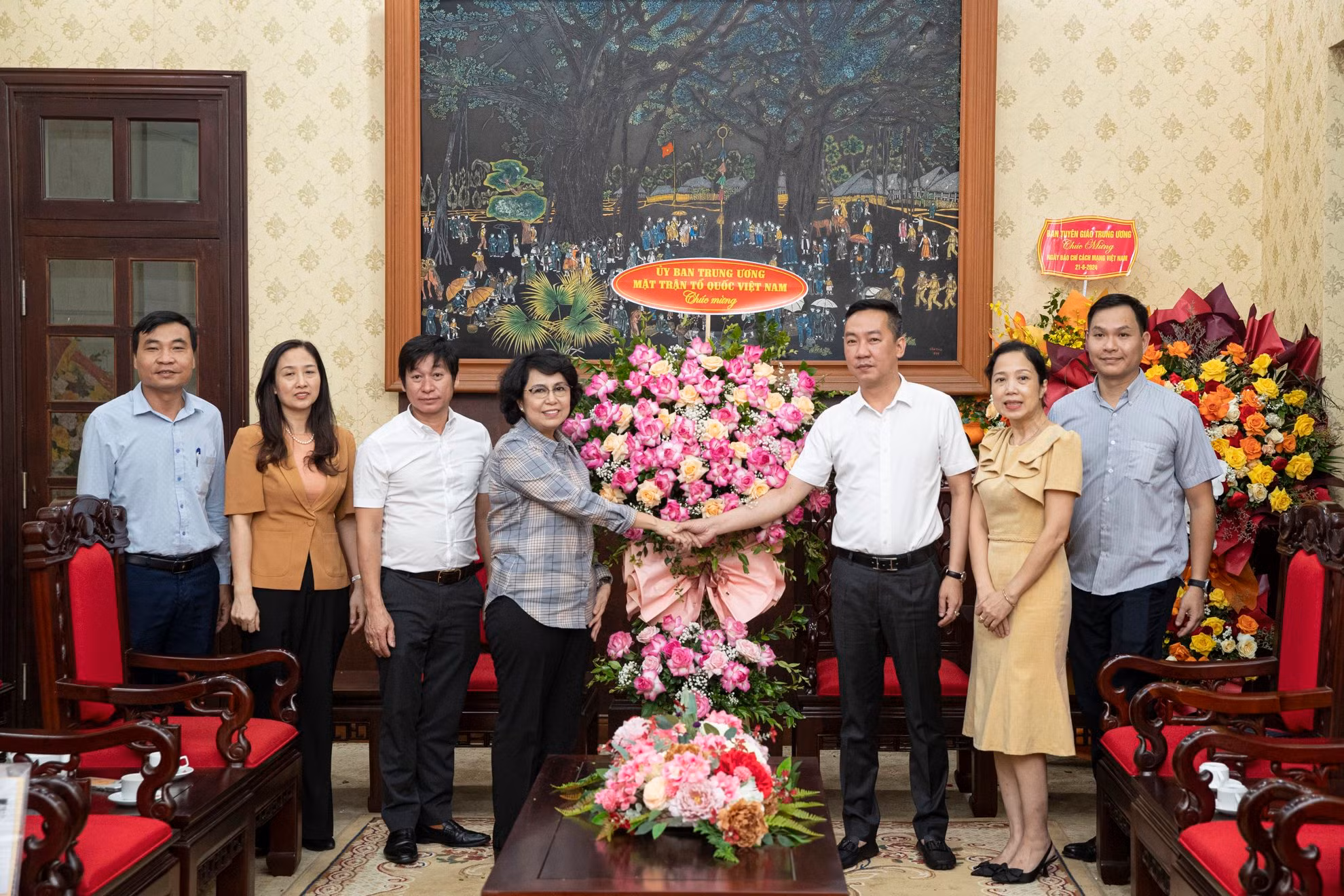 Đoàn đại biểu Ủy ban Trung ương Mặt trận Tổ quốc Việt Nam do đồng chí Tô Thị Bích Châu, Phó Chủ tịch Ủy ban Trung ương Mặt trận Tổ quốc Việt Nam làm Trưởng đoàn đến thăm Báo Nhân Dân. Đồng chí Tô Thị Bích Châu chúc mừng những thành tích đáng tự hào của Báo Nhân Dân trong việc sáng tạo, đổi mới báo chí những năm gần đây. Đoàn đại biểu Ủy ban Trung ương Mặt trận Tổ quốc Việt Nam do đồng chí Tô Thị Bích Châu, Phó Chủ tịch Ủy ban Trung ương Mặt trận Tổ quốc Việt Nam làm Trưởng đoàn đến thăm Báo Nhân Dân. Đồng chí Tô Thị Bích Châu chúc mừng những thành tích đáng tự hào của Báo Nhân Dân trong việc sáng tạo, đổi mới báo chí những năm gần đây.