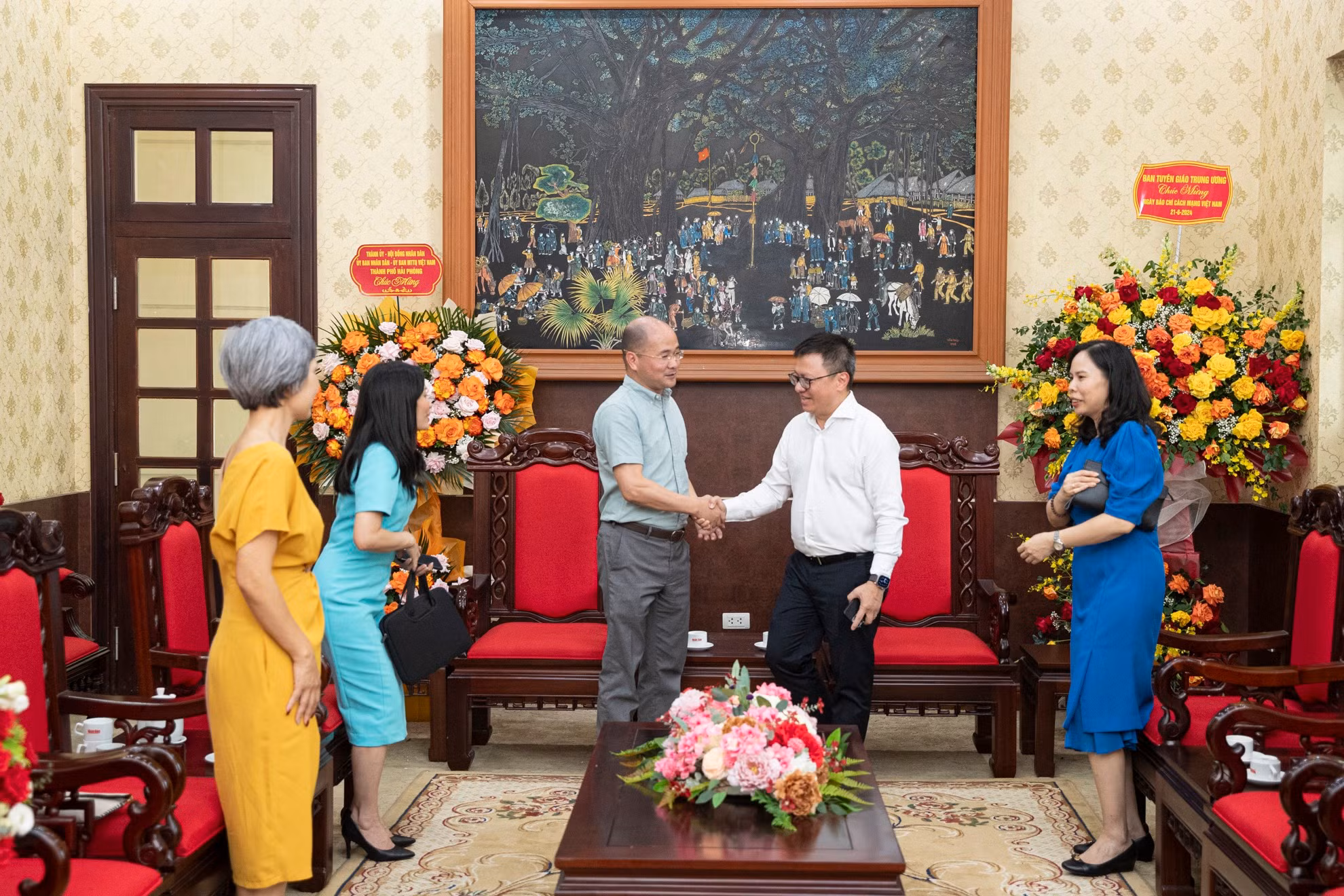 Tổng Biên tập Lê Quốc Minh tiếp Đoàn đại biểu Tập đoàn Bưu chính viễn thông Việt Nam.