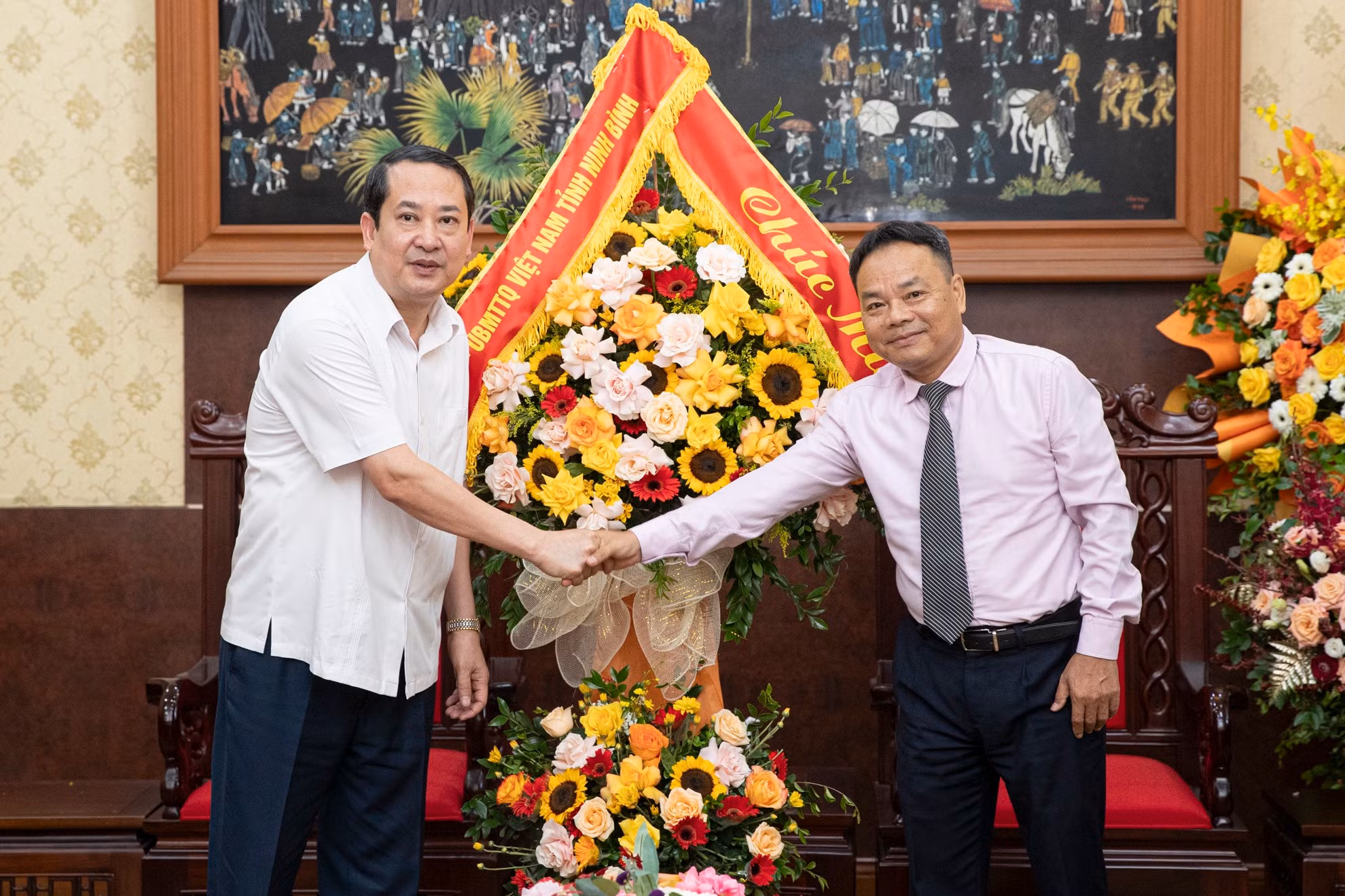 Đồng chí Mai Văn Tuất, Phó Bí thư thường trực Tỉnh ủy, Chủ tịch Hội đồng nhân dân tỉnh Ninh Bình cảm ơn đồng chí Đinh Như Hoan, Phó Tổng Biên tập Báo Nhân Dân đã gợi mở một số hướng phát triển cho báo chí Ninh Bình trong thời gian tới. Đồng chí Mai Văn Tuất, Phó Bí thư thường trực Tỉnh ủy, Chủ tịch Hội đồng nhân dân tỉnh Ninh Bình cảm ơn đồng chí Đinh Như Hoan, Phó Tổng Biên tập Báo Nhân Dân đã gợi mở một số hướng phát triển cho báo chí Ninh Bình trong thời gian tới.